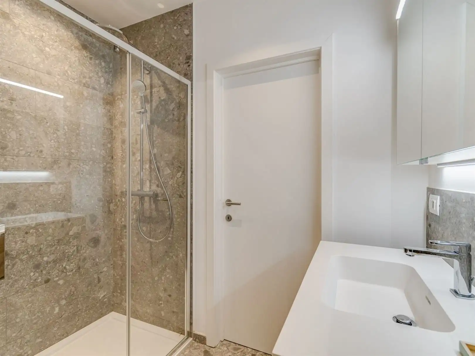 Licht en ruim 2-slaapkamerappartement met zuidwest georiënteerd terras.  foto 17