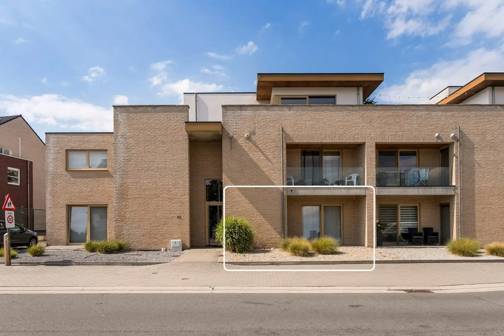Modern, gelijkvloers appartement met 2 slpk, ondergrondse parking en tuin. foto {{pictureIndex}}