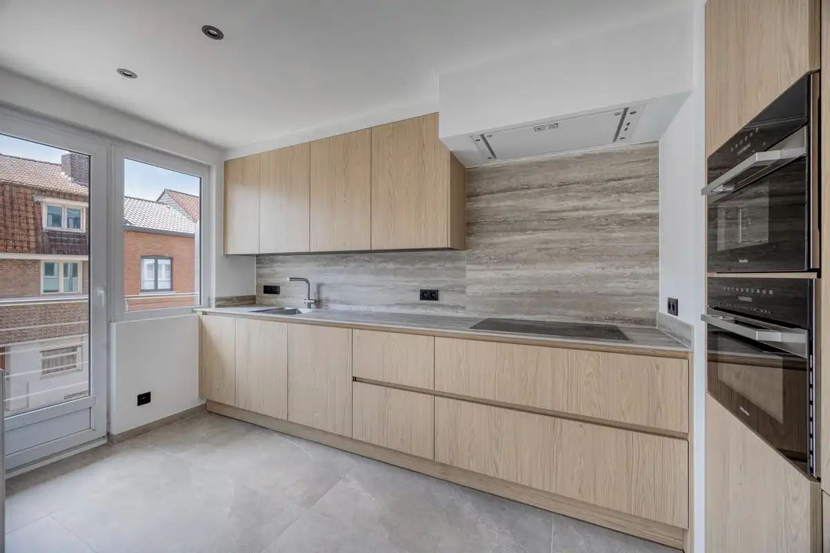 Luxueus, volledig gerenoveerd appartement met 3 slaapkamers, autostaanplaats en kelder foto 6