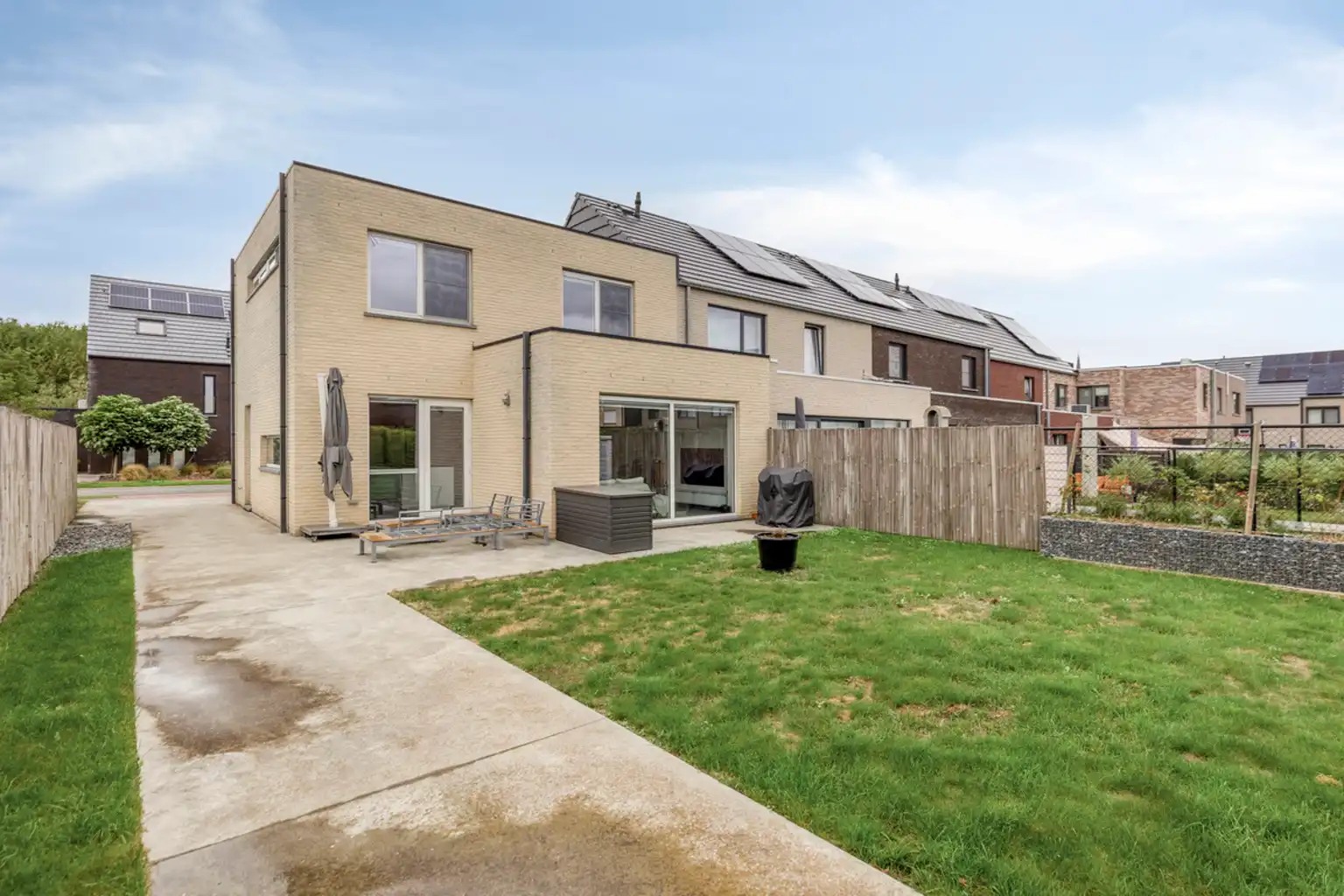 Instapklare halfopen bebouwing met 2 slaapkamers en tuin foto 22