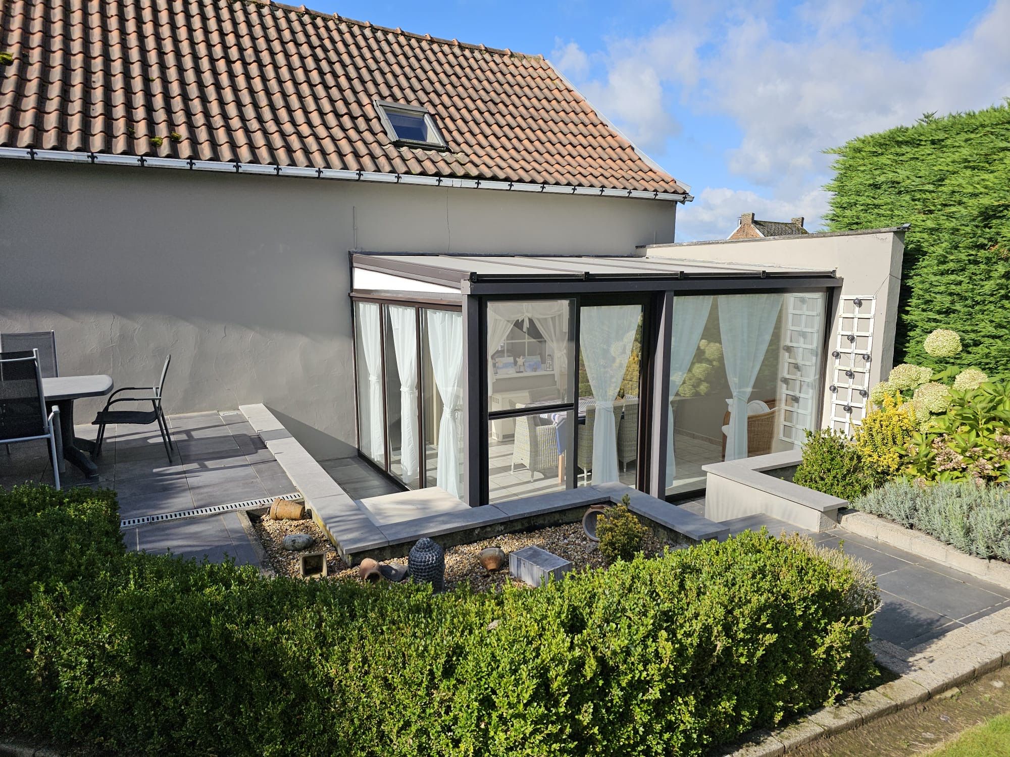 Woning in landelijke stijl met tuin, veranda en ruime garage  foto 7