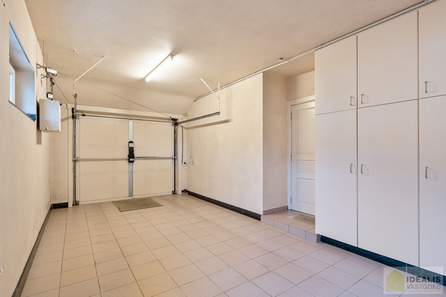 RUIME, INSTAPKLARE EN ENERGETISCH AANGEPASTE WONING VOORZIEN VAN 15 ZONNEPANELEN EN ZONNEBOILER. RIANTE WOONKAMER, KNAPPE KEUKEN, APART BUREEL, APARTE HOBBYRUIMTE, FIJNE WASPLAATS, 4 SLAAPKAMERS, 2 BADKAMERS EN INPANDIGE GARAGE! foto 30