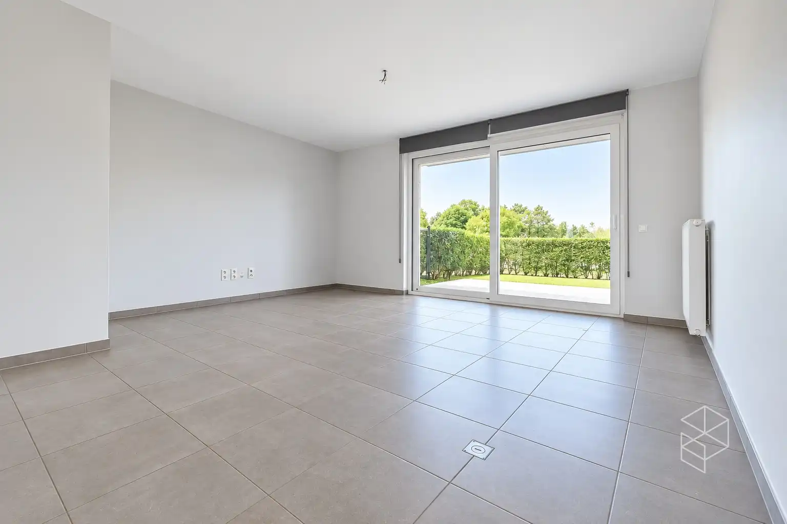 Rustig gelegen groot gelijkvloers appartement met 2 slaapkamers, voor- én achtertuin met terras foto 9
