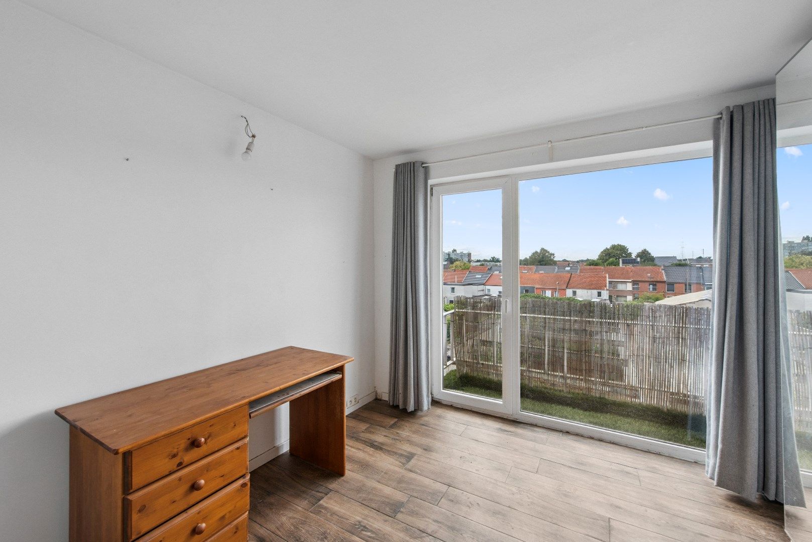 Deels te renoveren bel-étage met ruime garage en potentieel foto 10