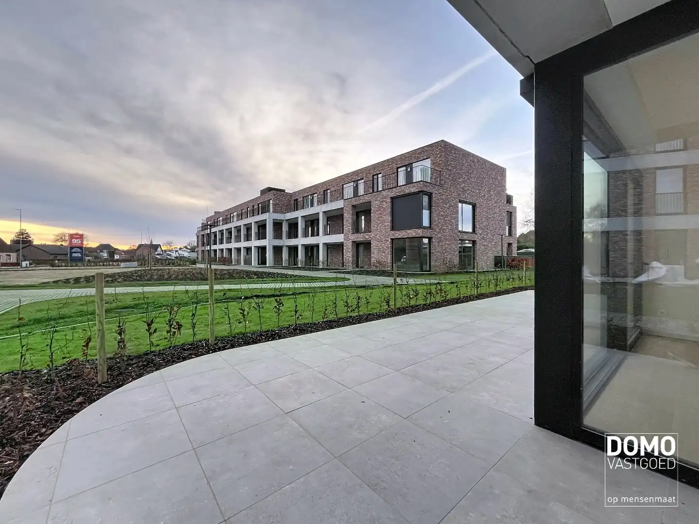 RUIM TWEE SLAAPKAMER APPARTEMENT MET TERRAS, LIFT EN AUTOSTANDPLAATS IN CENTRUM KERMT foto 11