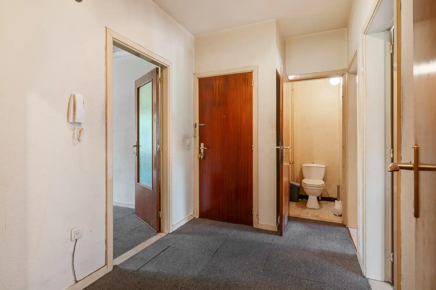 Te renoveren 2 slaapkamer appartement te Deurne foto 2