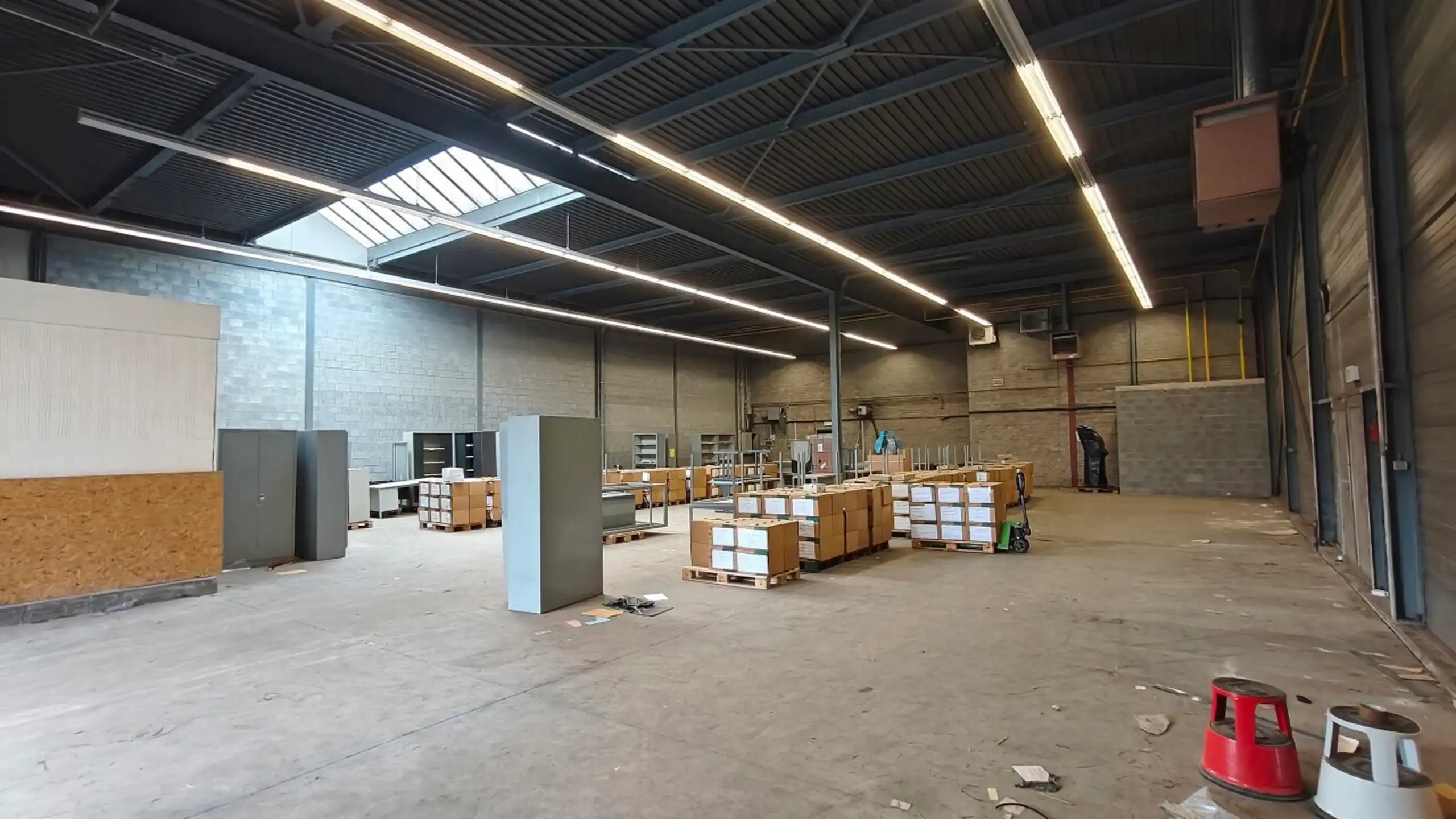 Functioneel magazijn met kantoorruimte op toplocatie foto 2