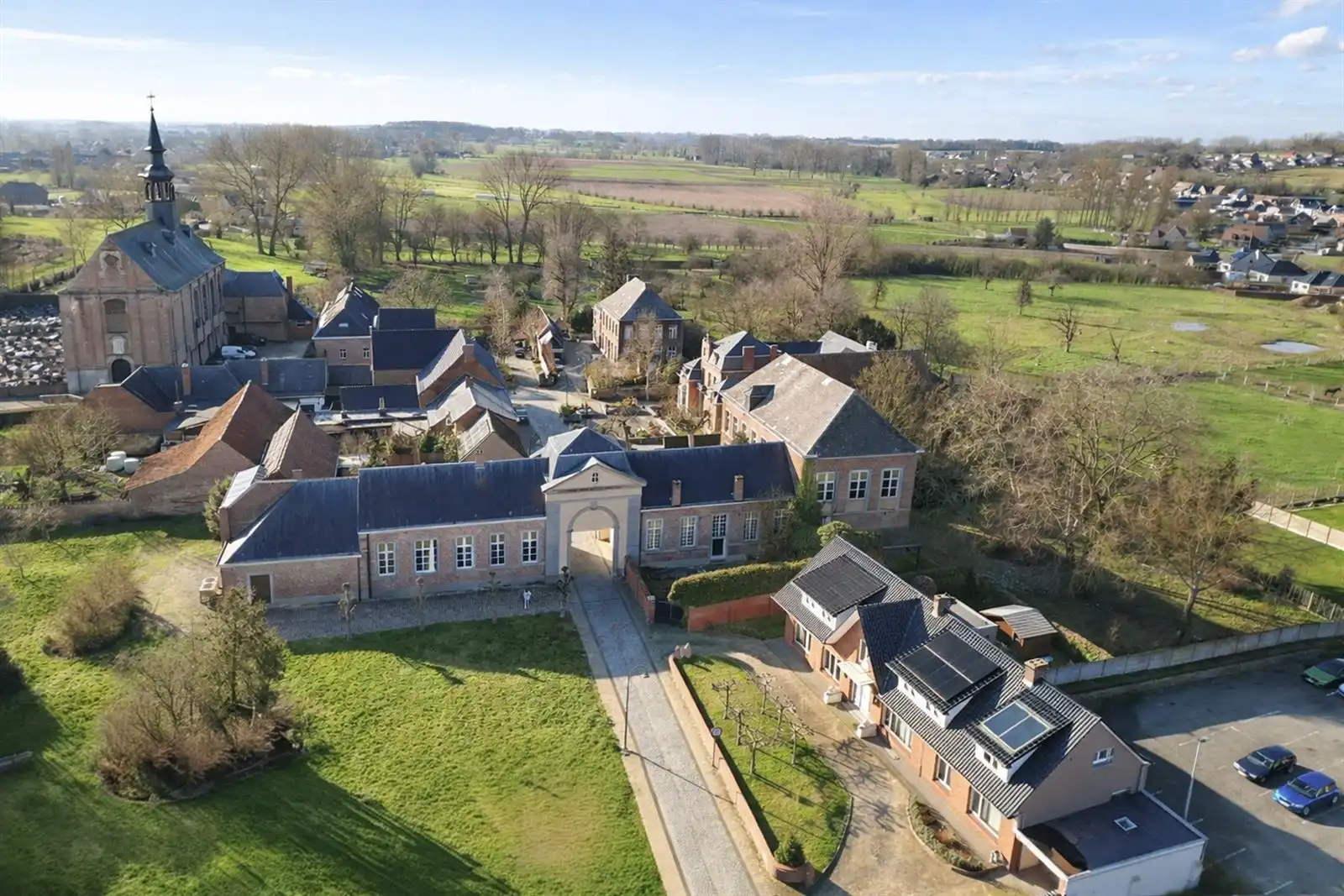 Exclusieve woning met 5 slaapkamers aan de Kartuizersite foto {{pictureIndex}}