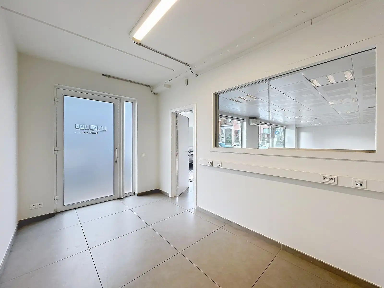 Volledig instapklare LICHTRIJKE commerciële ruimte ± 185m²  (kantoor, diensten, vrije beroepen,...) in het CENTRUM! foto 13