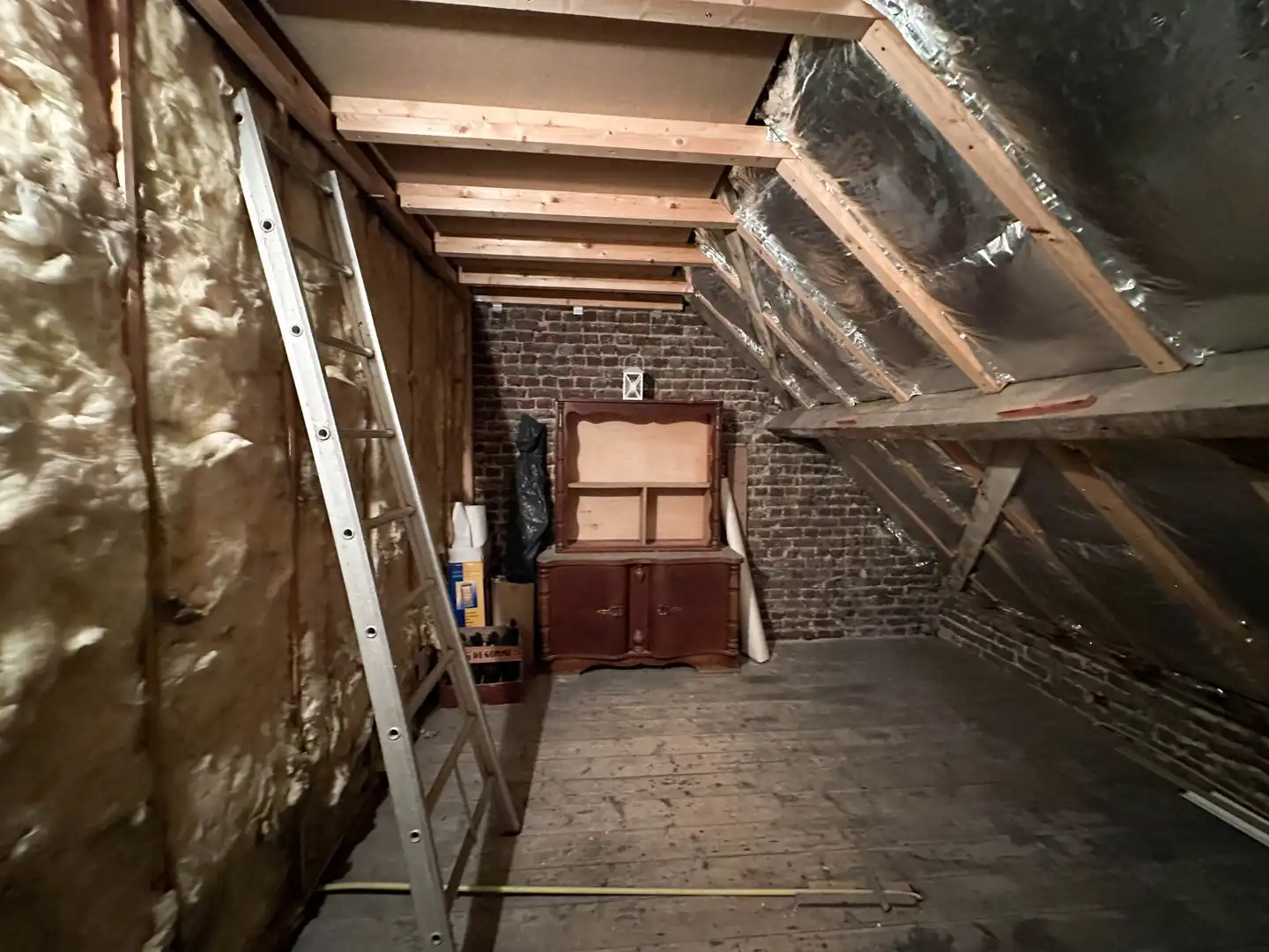 Gerenoveerde woning met drie slaapkamers & autostaanplaats te Roeselare! foto 11