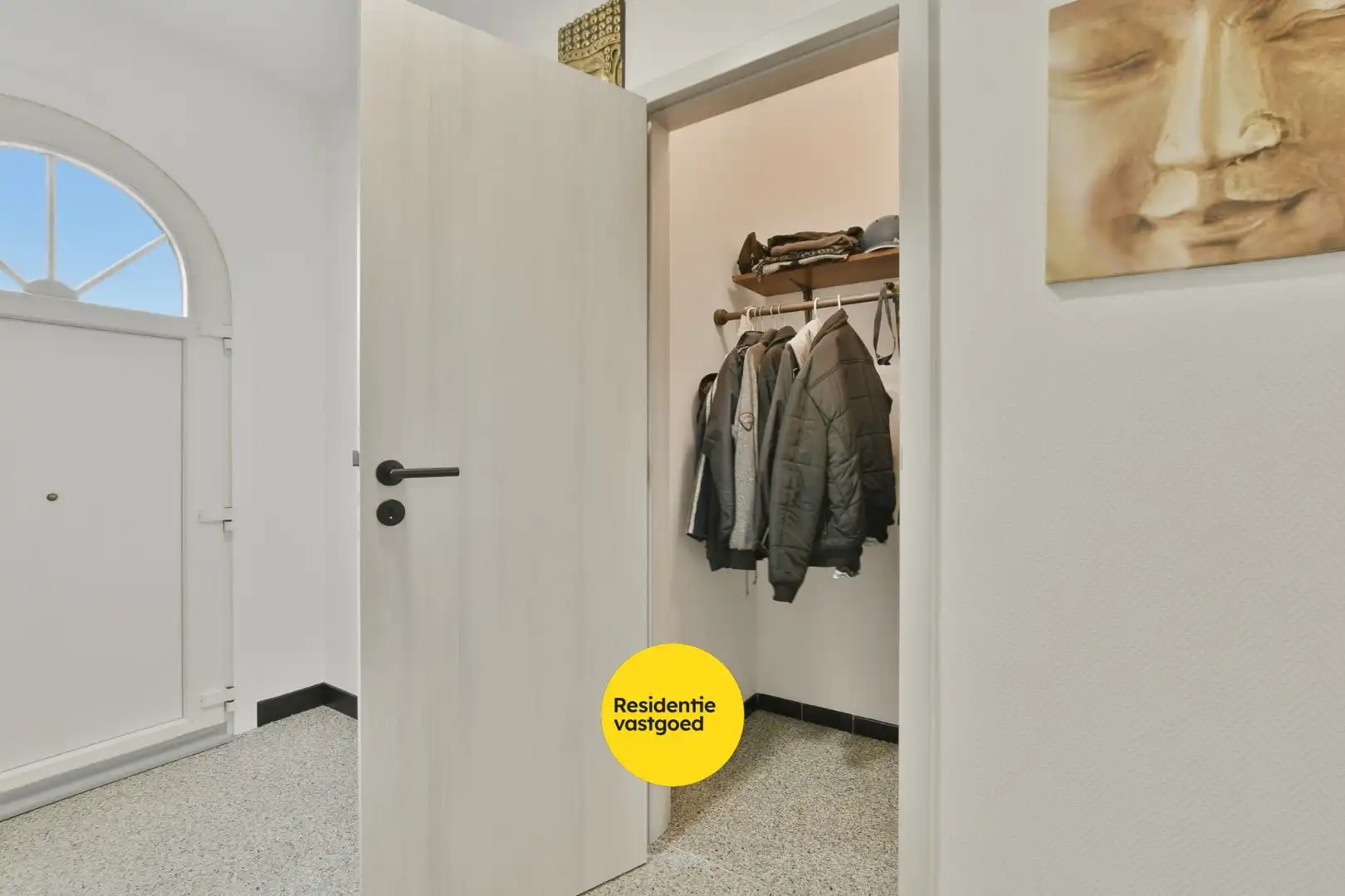 Instapklare en volledig gerenoveerde bungalow met 3 slaapkamers, tuin en garage vlak bij bos en centrum van De Haan foto 22