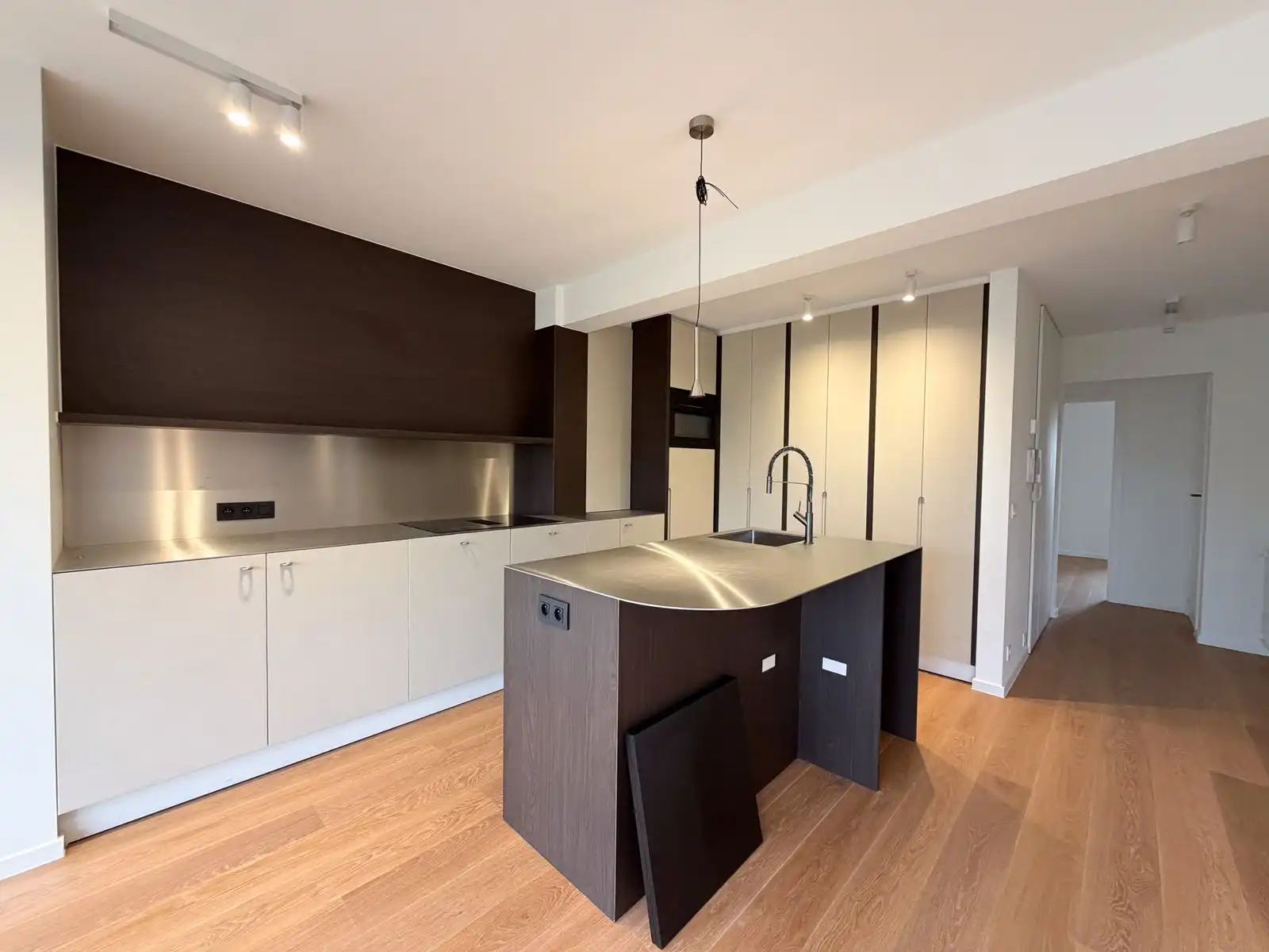 Lichtrijk en volledig gerenoveerd appartement met 2 slpk en open groenzicht foto 6
