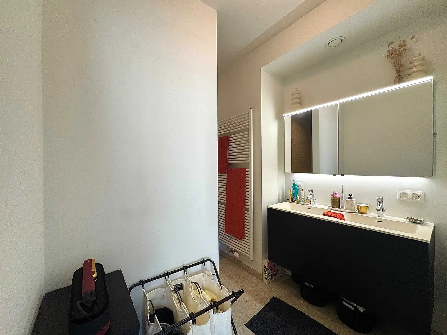 Lichtrijk geschilderd nieuwbouw appartement met 2 slaapkamers, zonneterras, parking en berging foto 10