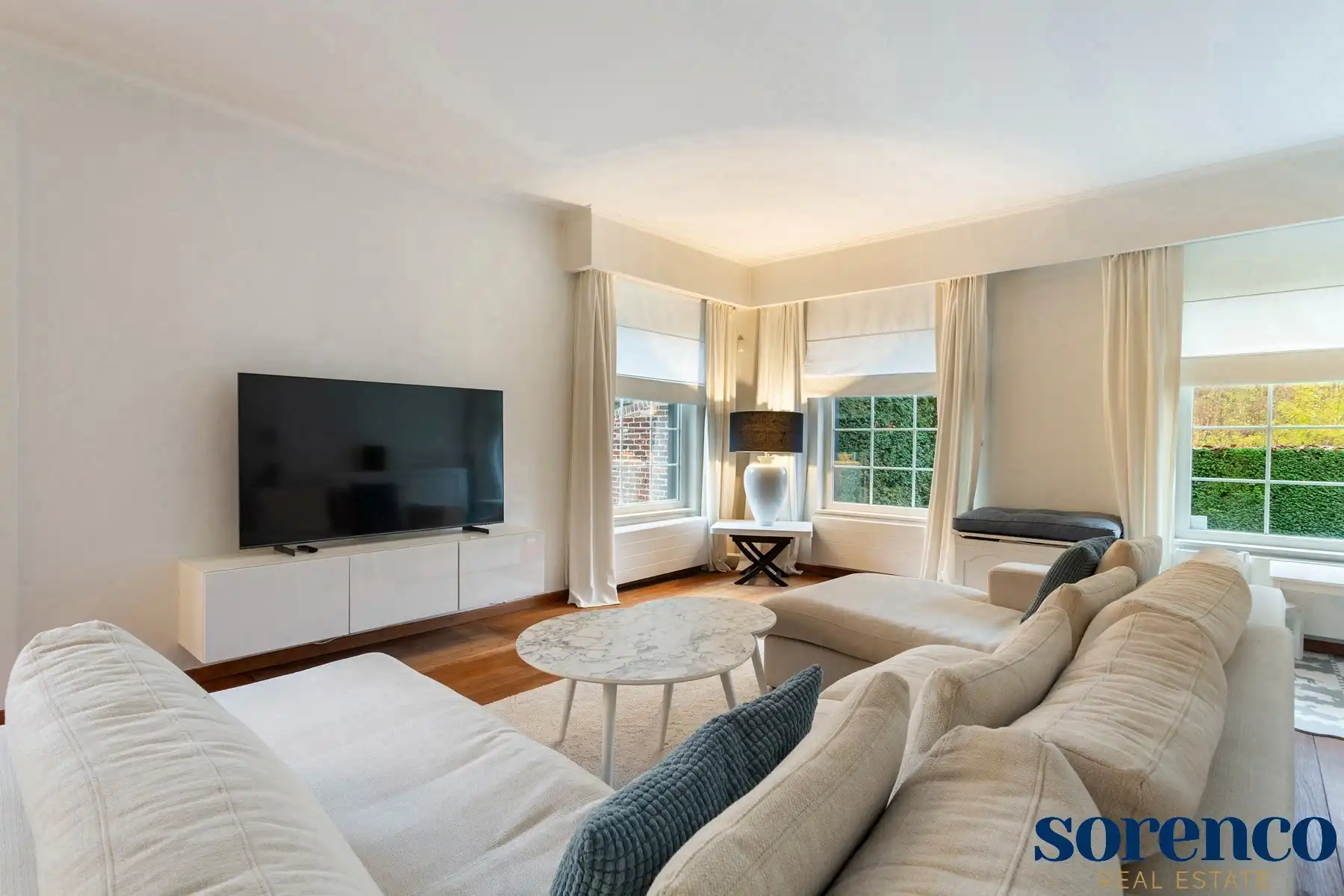 Charmante villa met zwembad op 891m² grond  foto {{pictureIndex}}