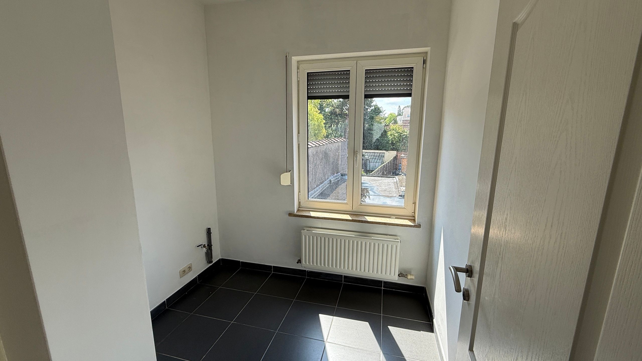 Gedeeltelijk gerenoveerde rijwoning op toplocatie foto 11