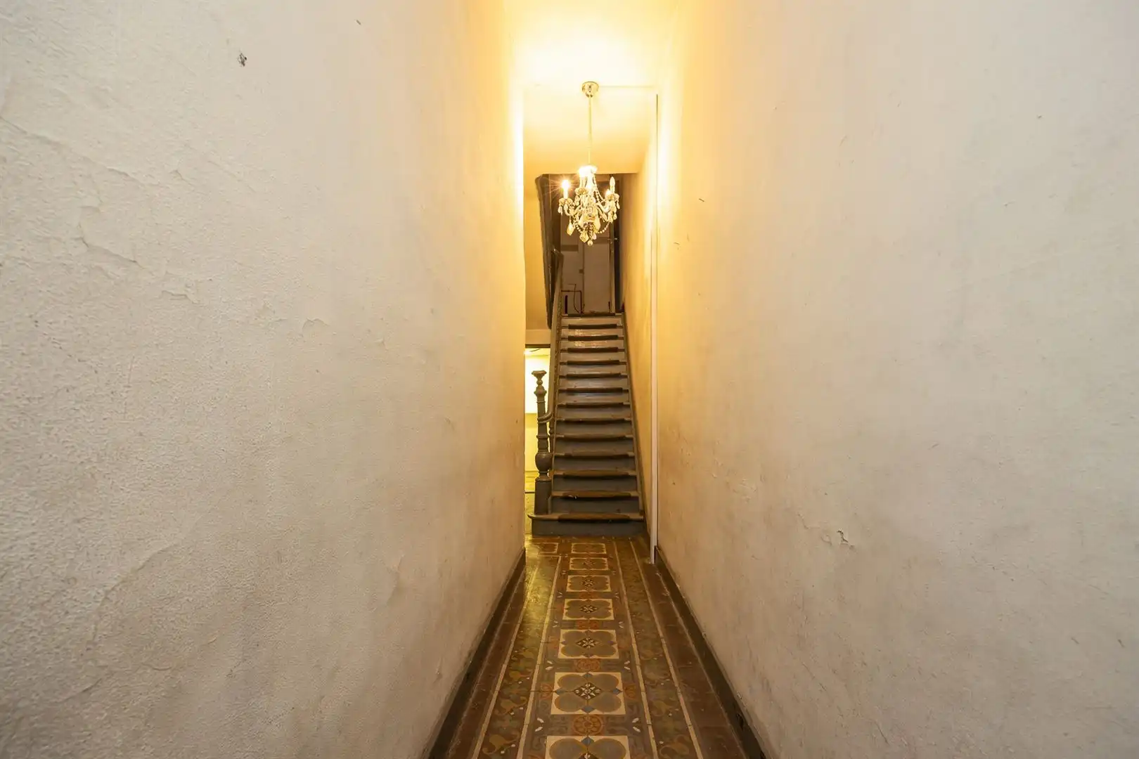 Te renoveren opbrengsteigendom op premium locatie foto 2