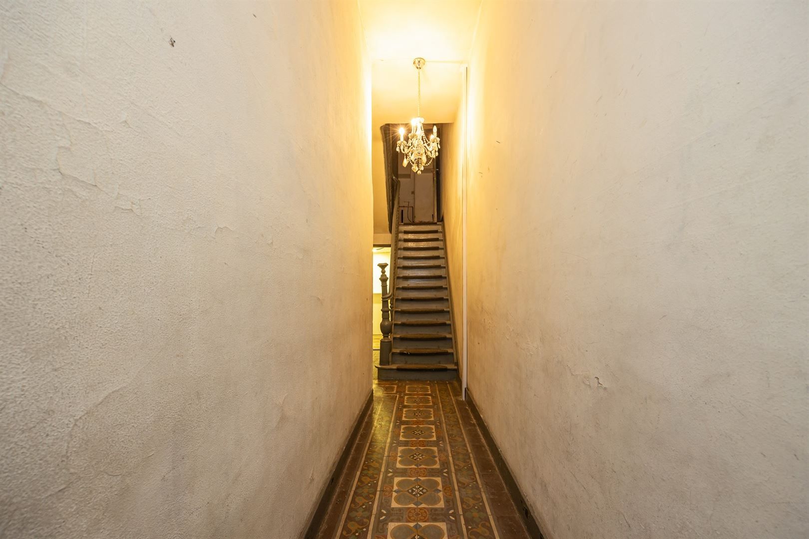 Te renoveren opbrengsteigendom op premium locatie foto 2