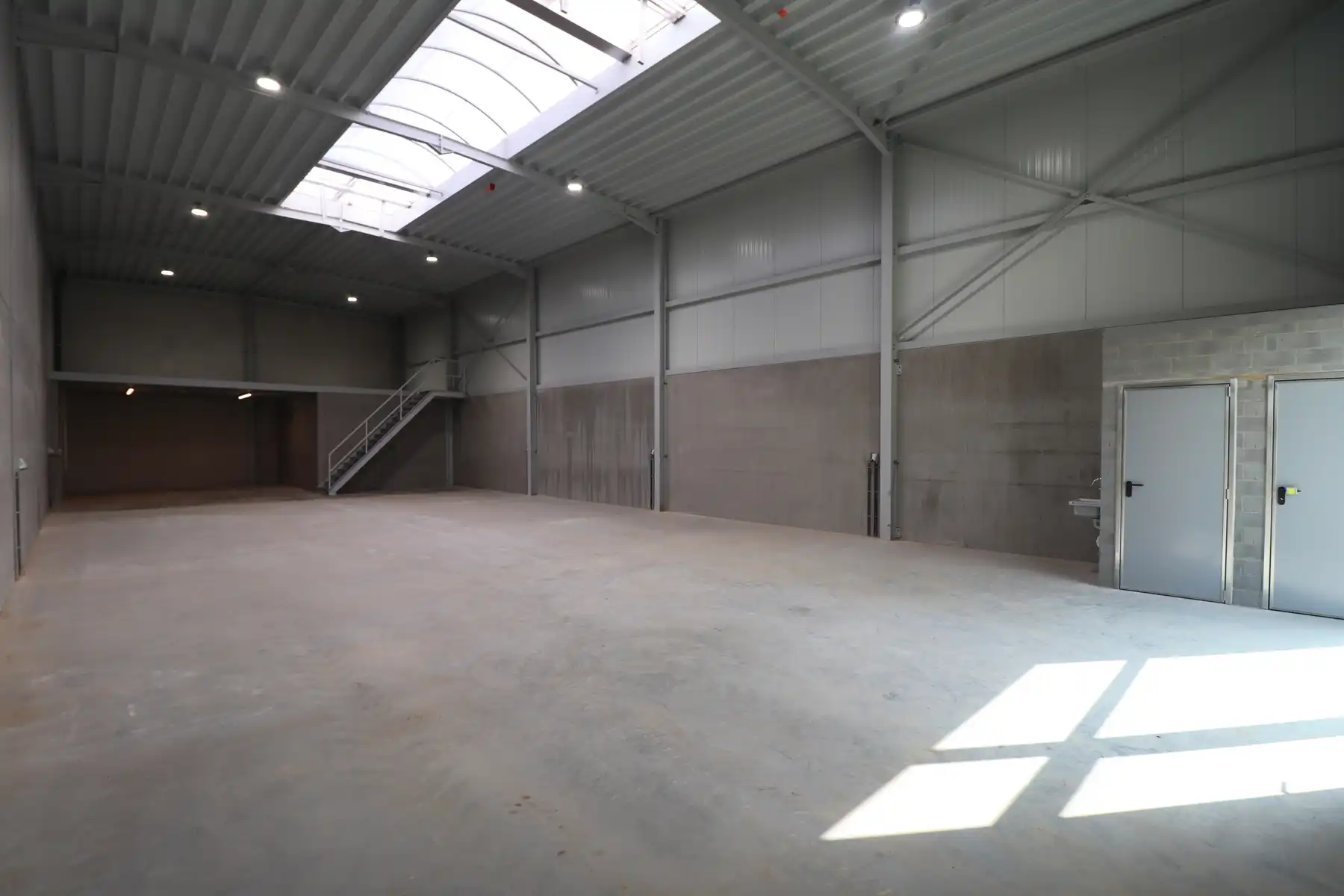 Een nieuwbouw opslag- / bedrijfsruimte van 275 m². foto 4