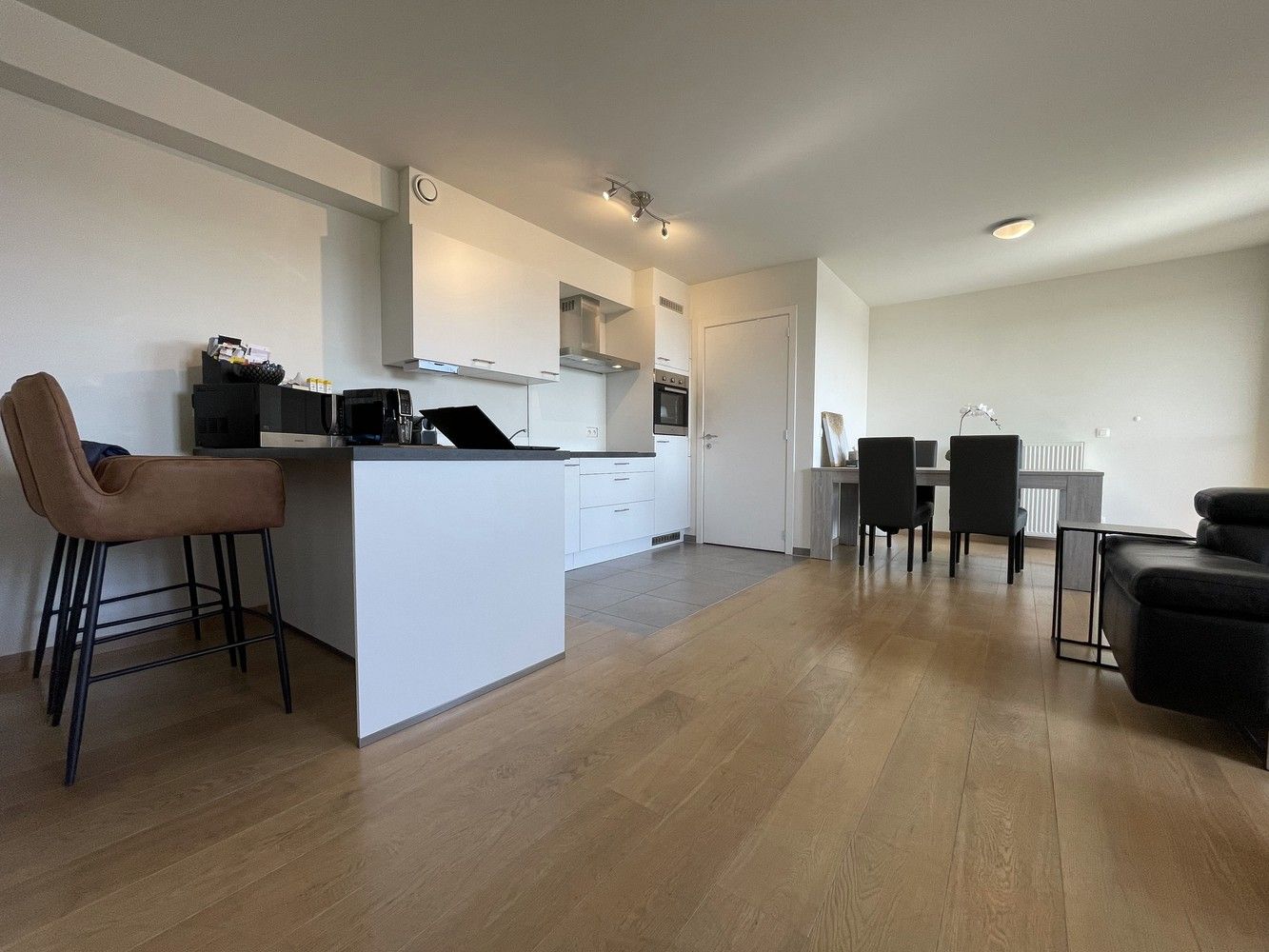 Net appartement met 2 slaapkamers, terras en autostaanplaats foto {{pictureIndex}}