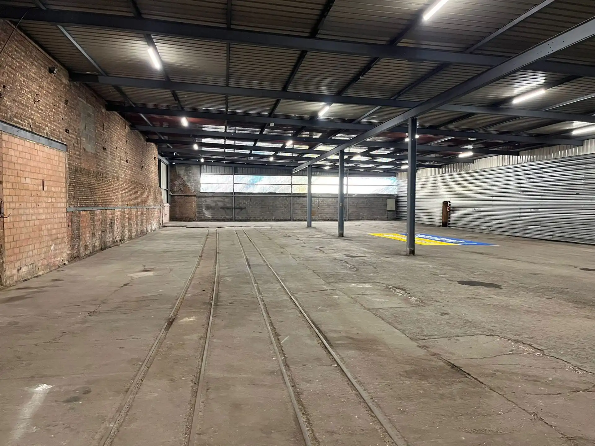 Magazijn Unit 12  van 1.207 m²  centraal  tussen A12 en E19 (geen poort) foto 5