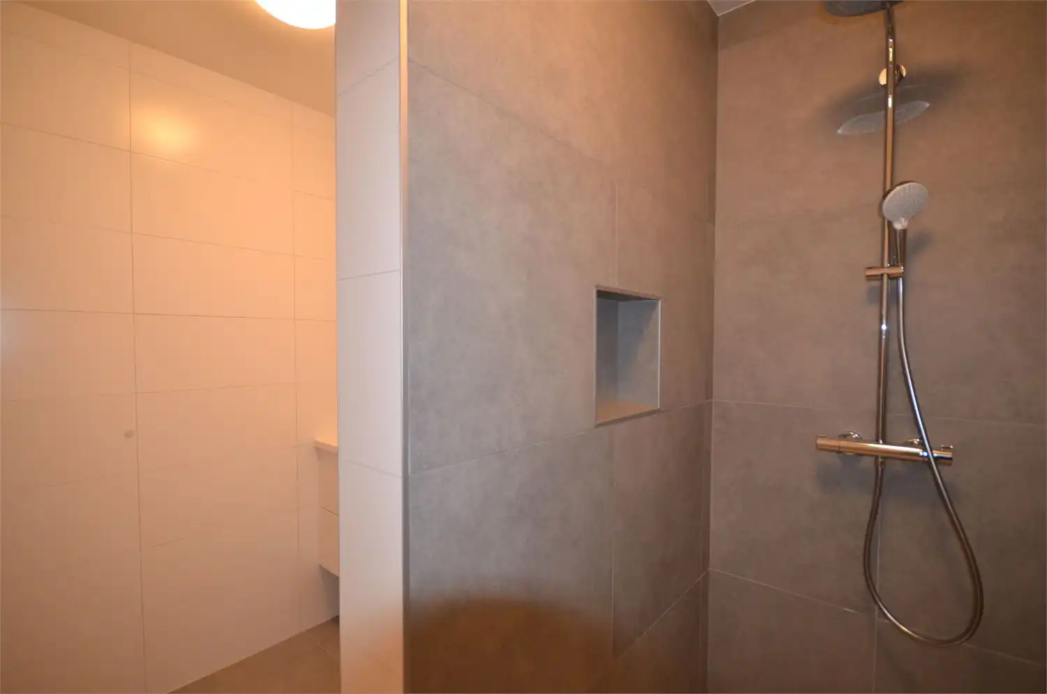 ENKEL AANMELDEN PER MAIL!! LUXUEUS AFGEWERKTE WONING IN PERFECTE STAAT! foto 11