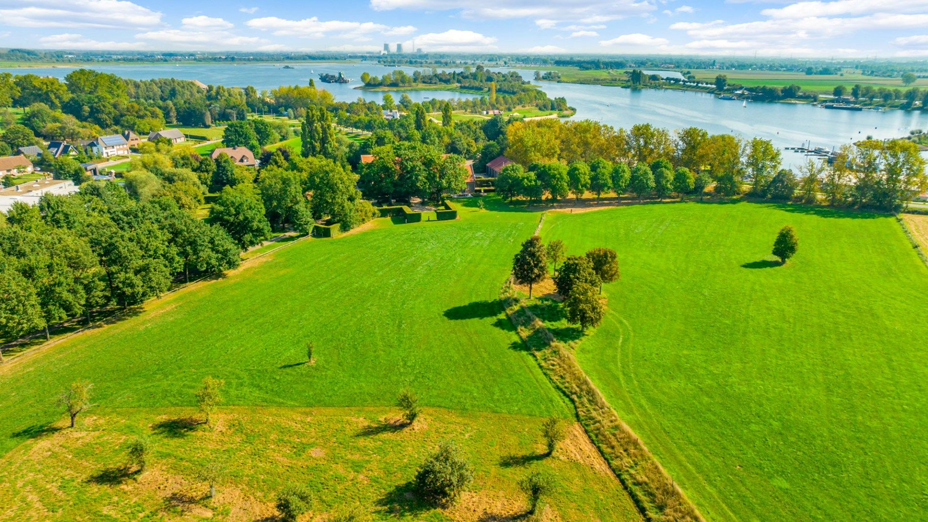 Prachtige vierkantshoeve omringd door weilanden en prachtige tuin foto 17