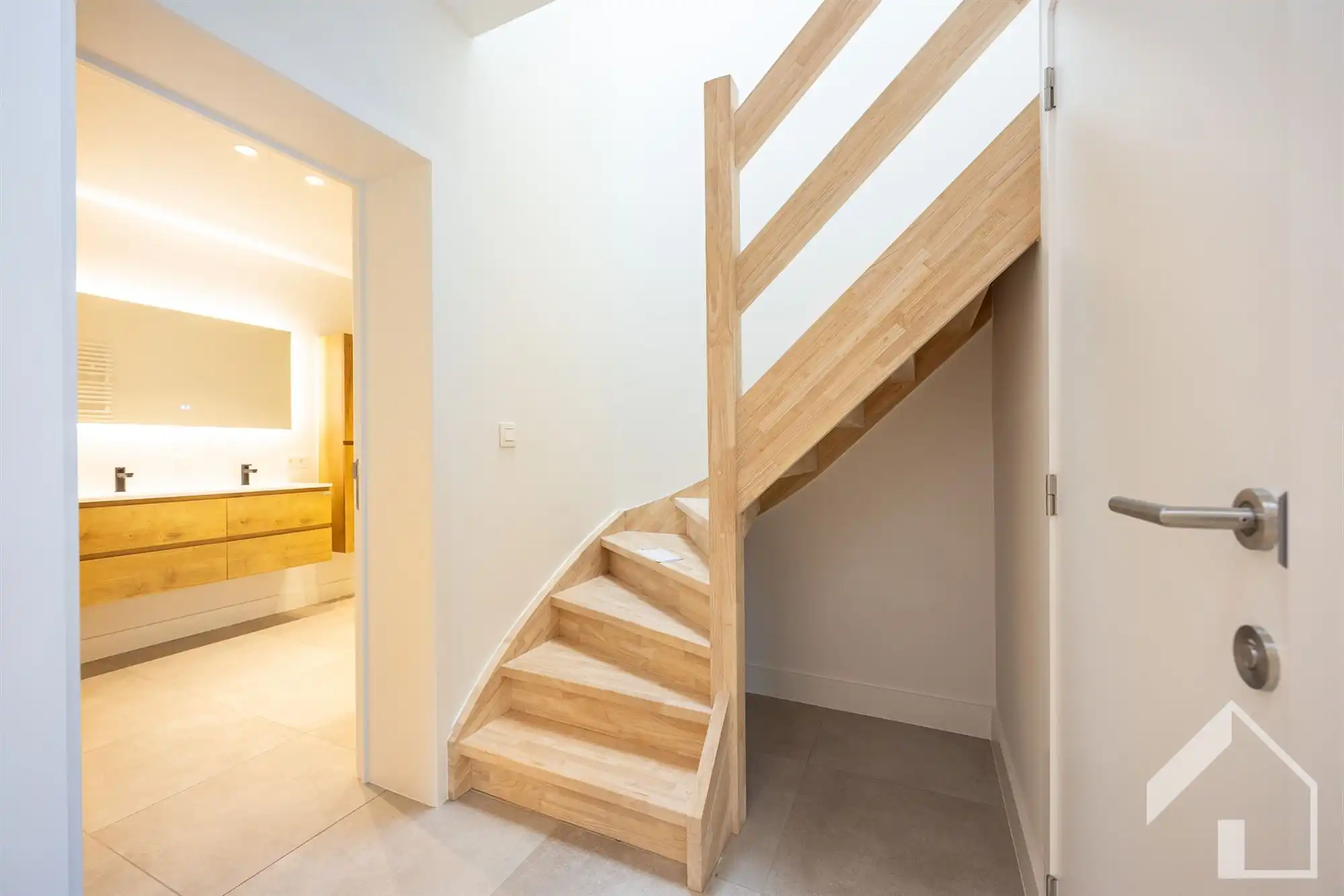 Recent gerenoveerde woning met hoogwaardige materialen foto 10