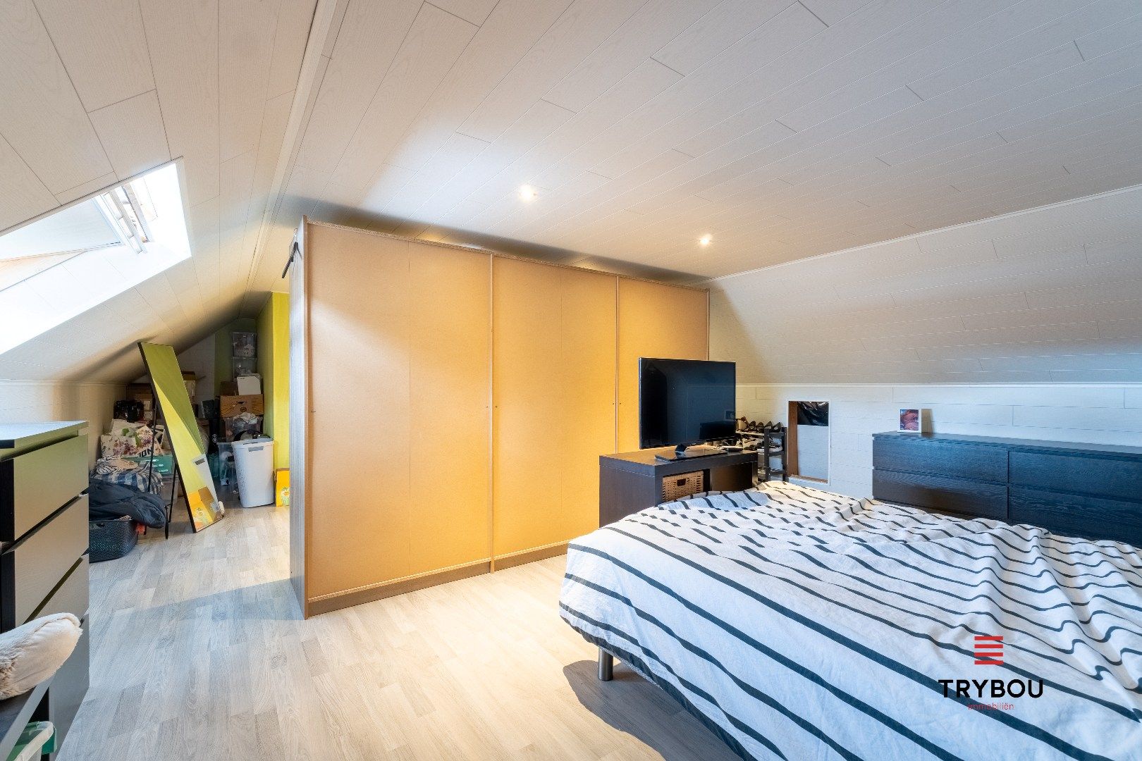 Stijlvolle industriële duplex met ruim terras en staanplaats in centrum Roeselare foto 13