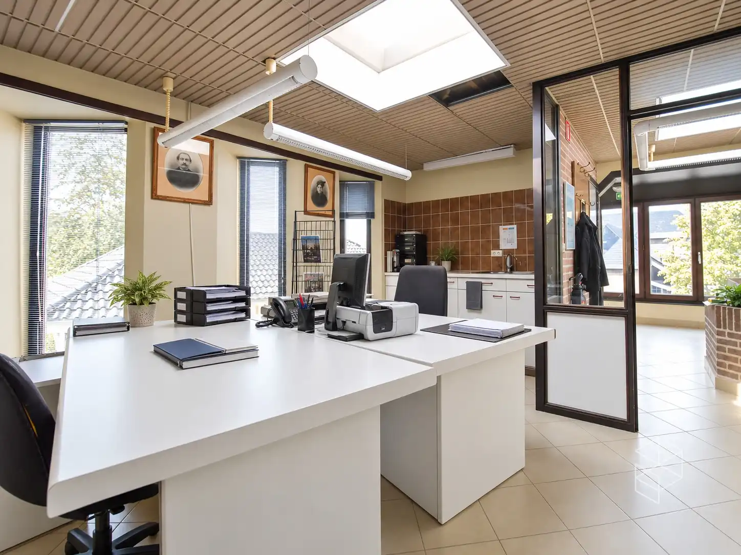 Grote loods met burelen, 3 garages, ruime buitenruimte en woning te koop in Hertsberge foto 9