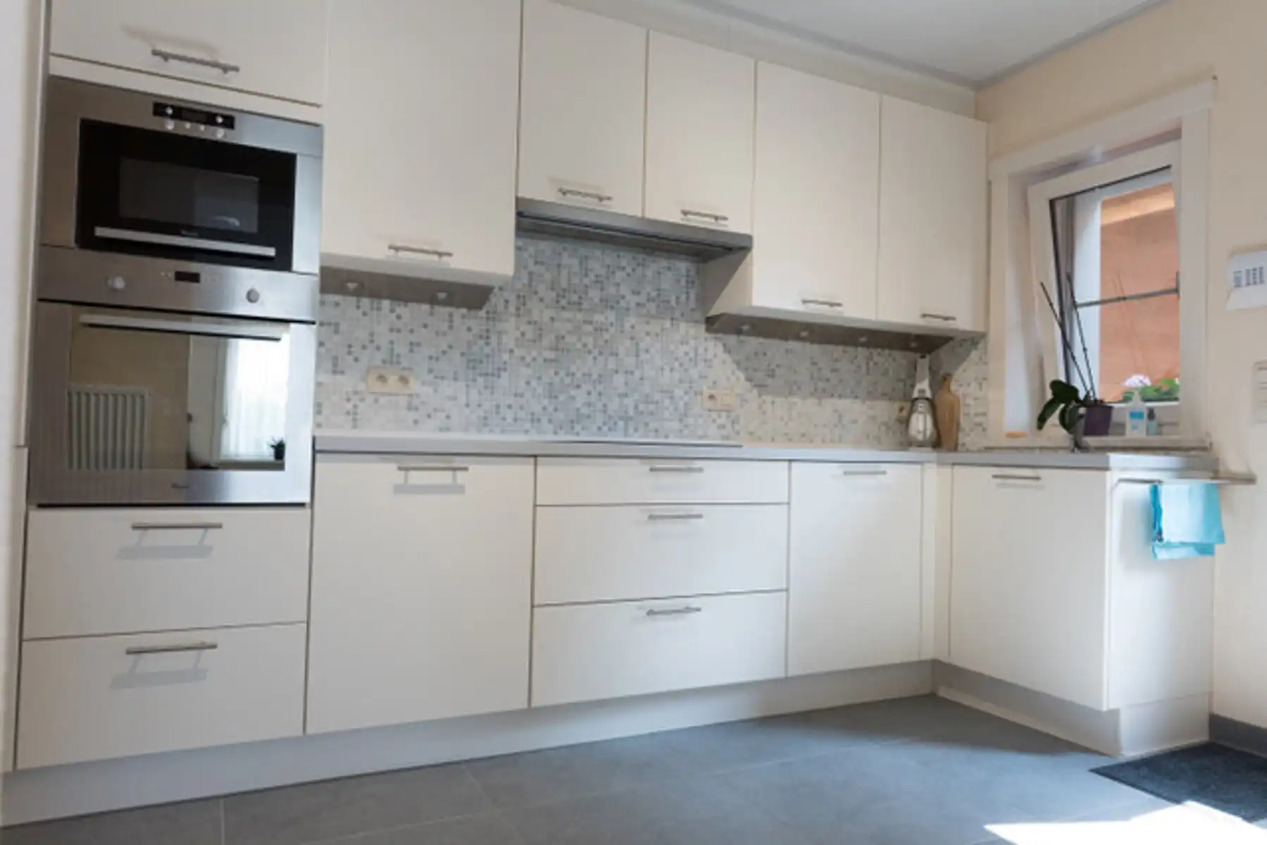 Een volledig gerenoveerde driegevelwoning met garage... foto 12