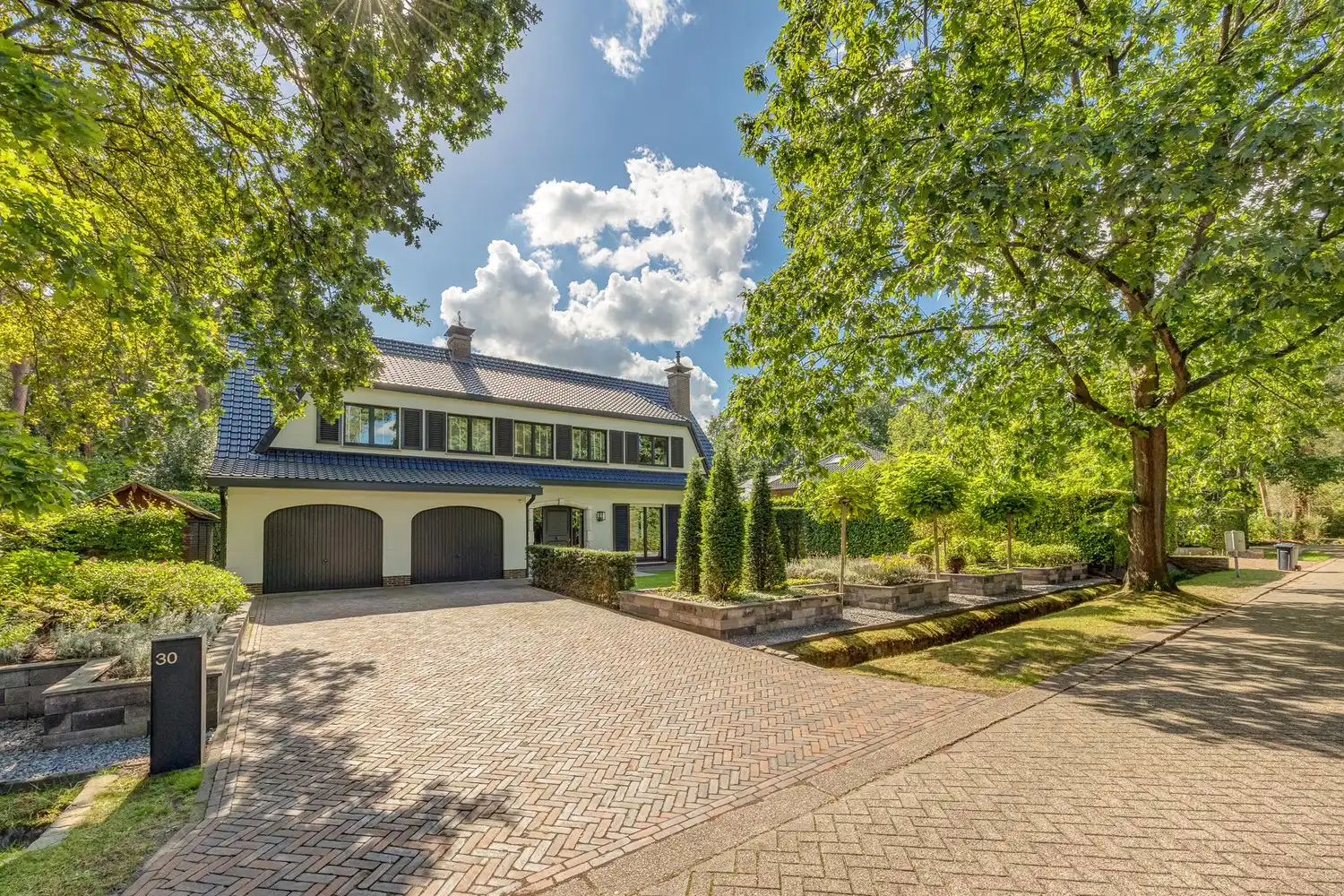 Modern gerenoveerde villa in doodlopende straat foto 28