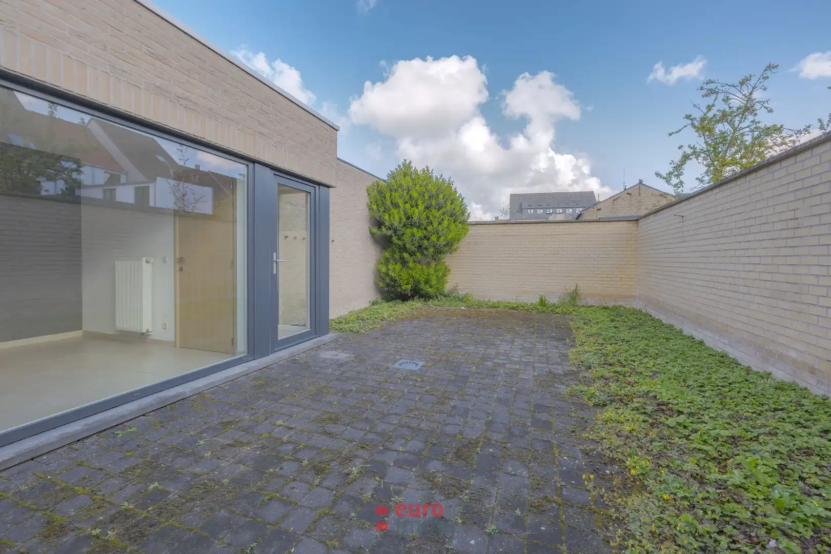 Zeer ruim en lichtrijk appartement met patio en stadskoer in hartje Nieuwpoort-stad! foto {{pictureIndex}}