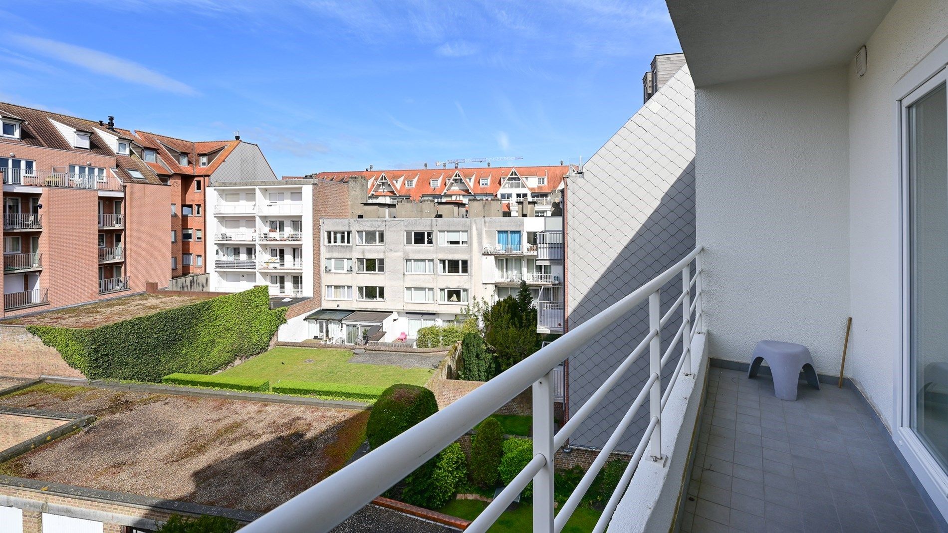 Verzorgd appartement met aangename gevelbreedte genietend van een prachtig open zicht op de villa's, gelegen in het centrum van Knokke. foto 15