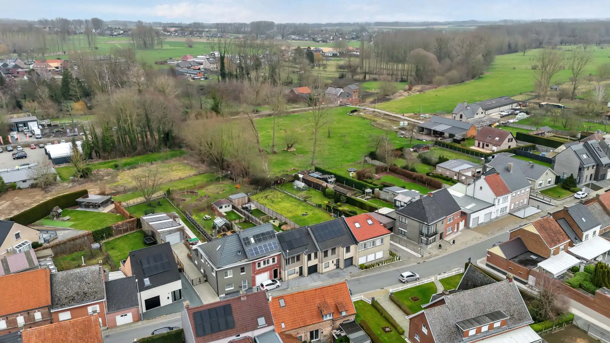 Instapklare woning met garage en tuin foto 19