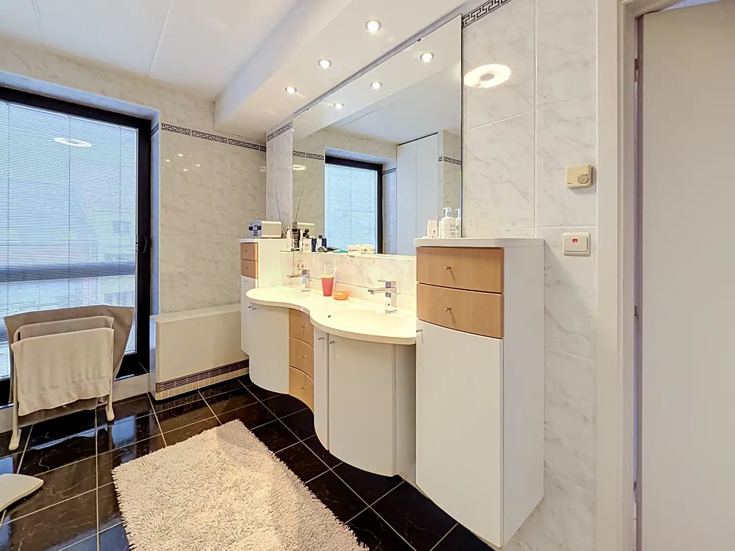 Instapklare bel-etage met drie slaapkamers, garage en zonnige buitenruimtes. foto 21