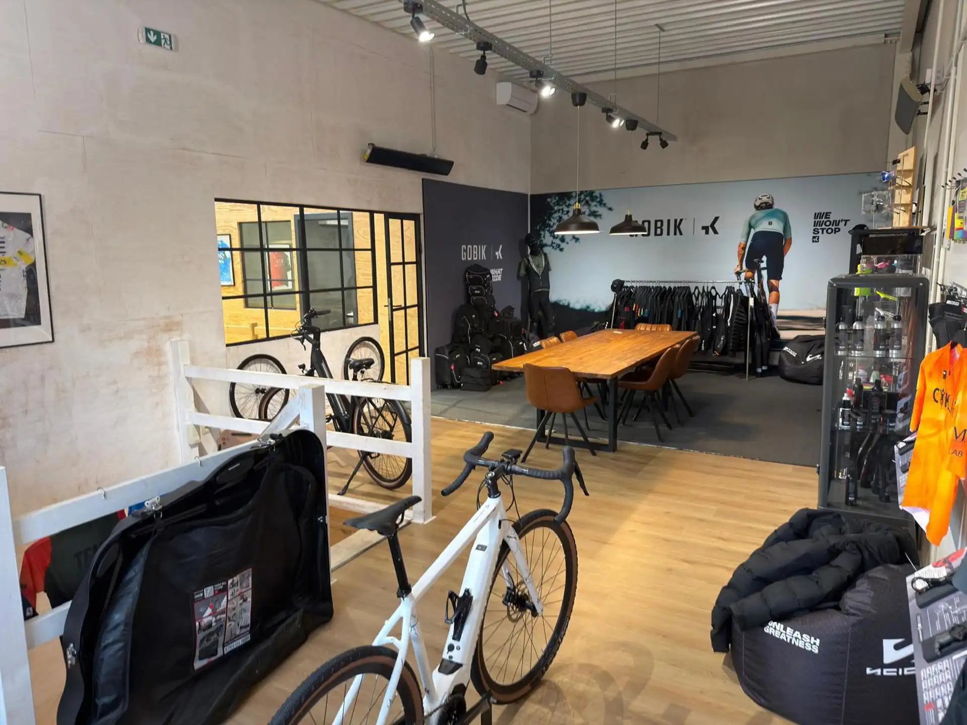 KMO-Unit te huur in Genk van 195m² + kantoren-sanitair-airco foto 6