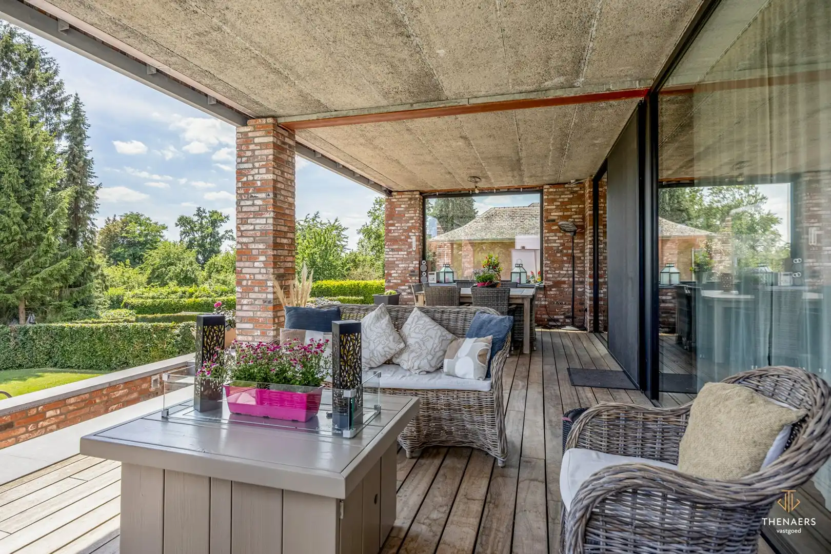 Exclusieve en bijzonder energiezuinige woning met 332 m² woonoppervlakte, vier autostaanplaatsen en verwarmd zwembad. foto 24
