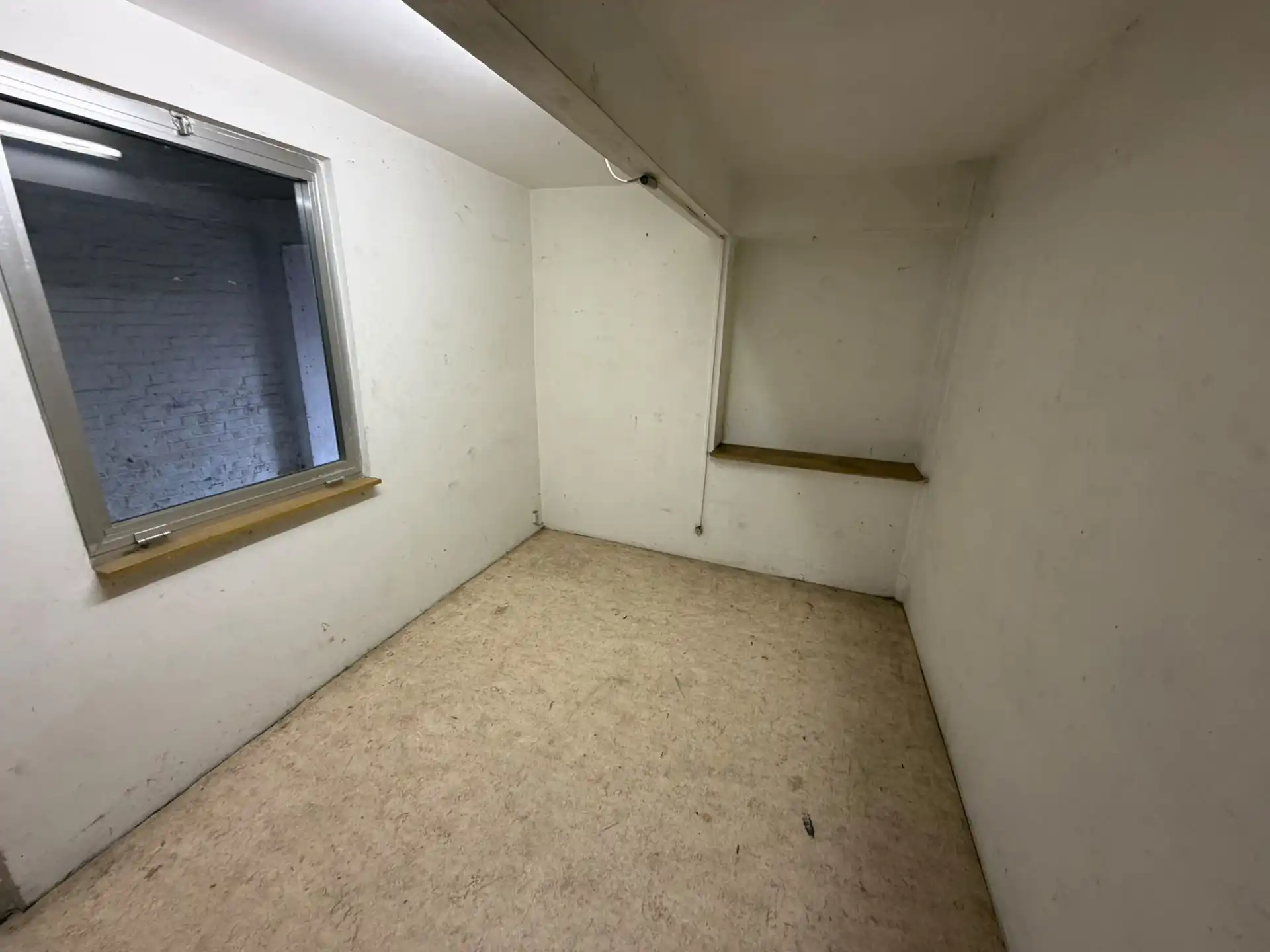 Dubbele bestemming: Parking / Opslagruimte van ±185m² foto 5