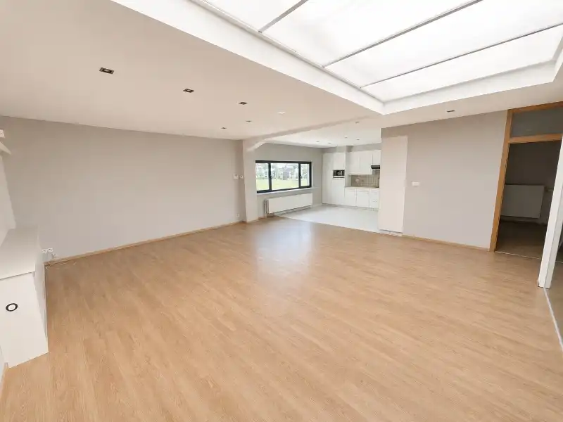 KMO-unit met appartement/kantoor te huur foto 9