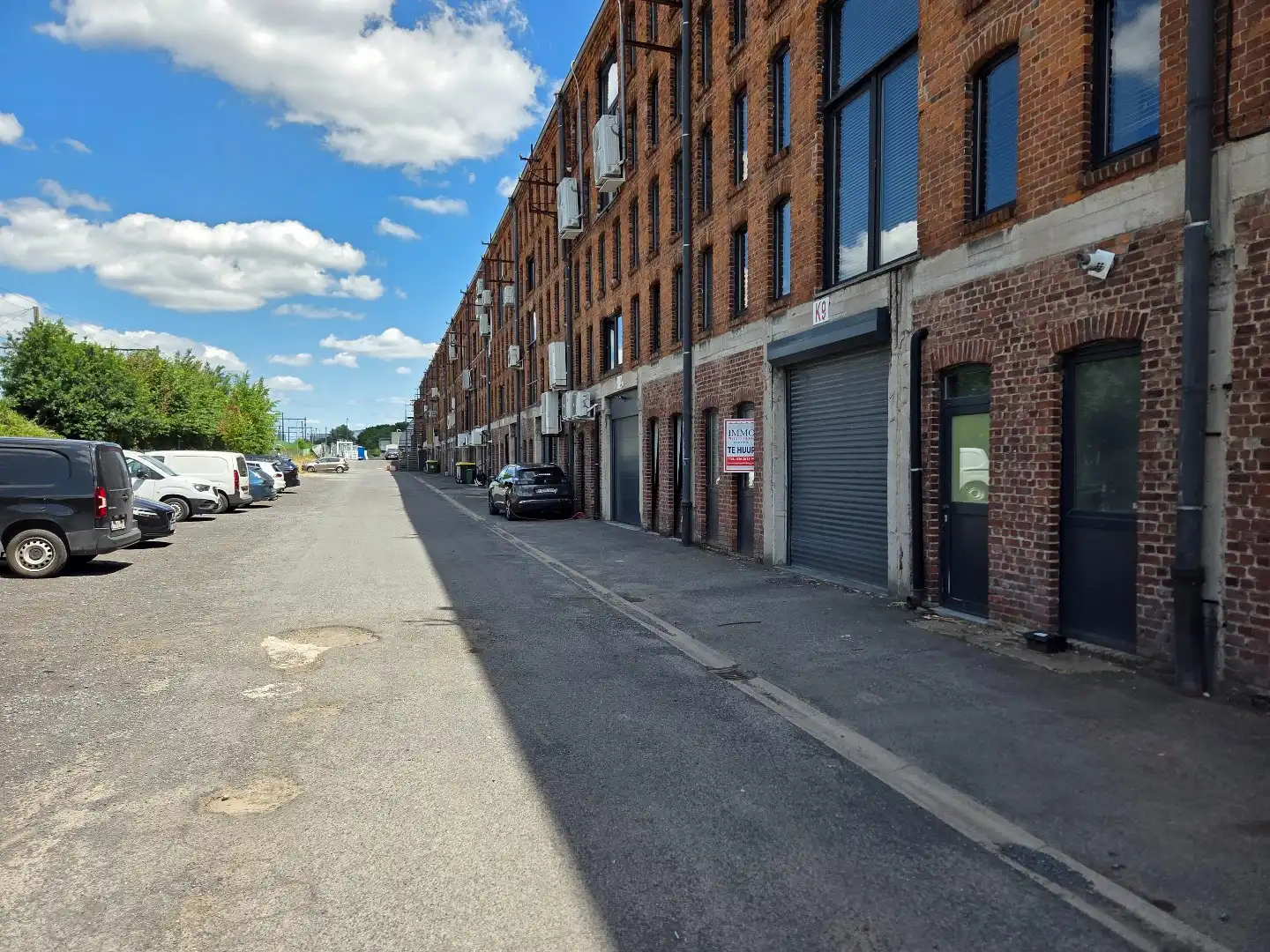 Magazijn van 220m² op commercieel centrum Pottelberg foto 2