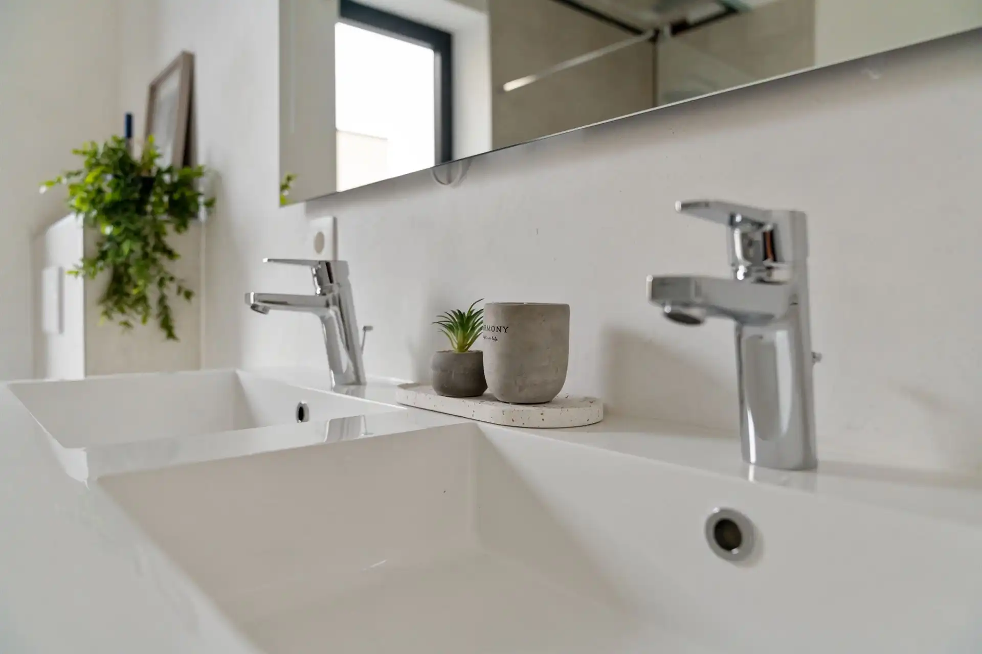 Gelijkvloerse woning met carport en tuin. foto 18