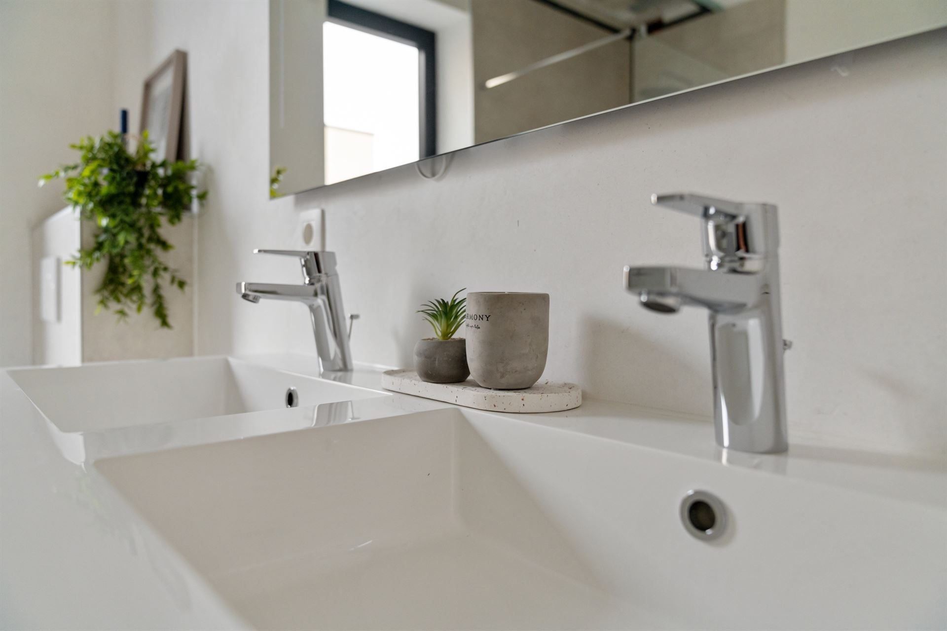 Gelijkvloerse woning met carport en tuin. foto 18