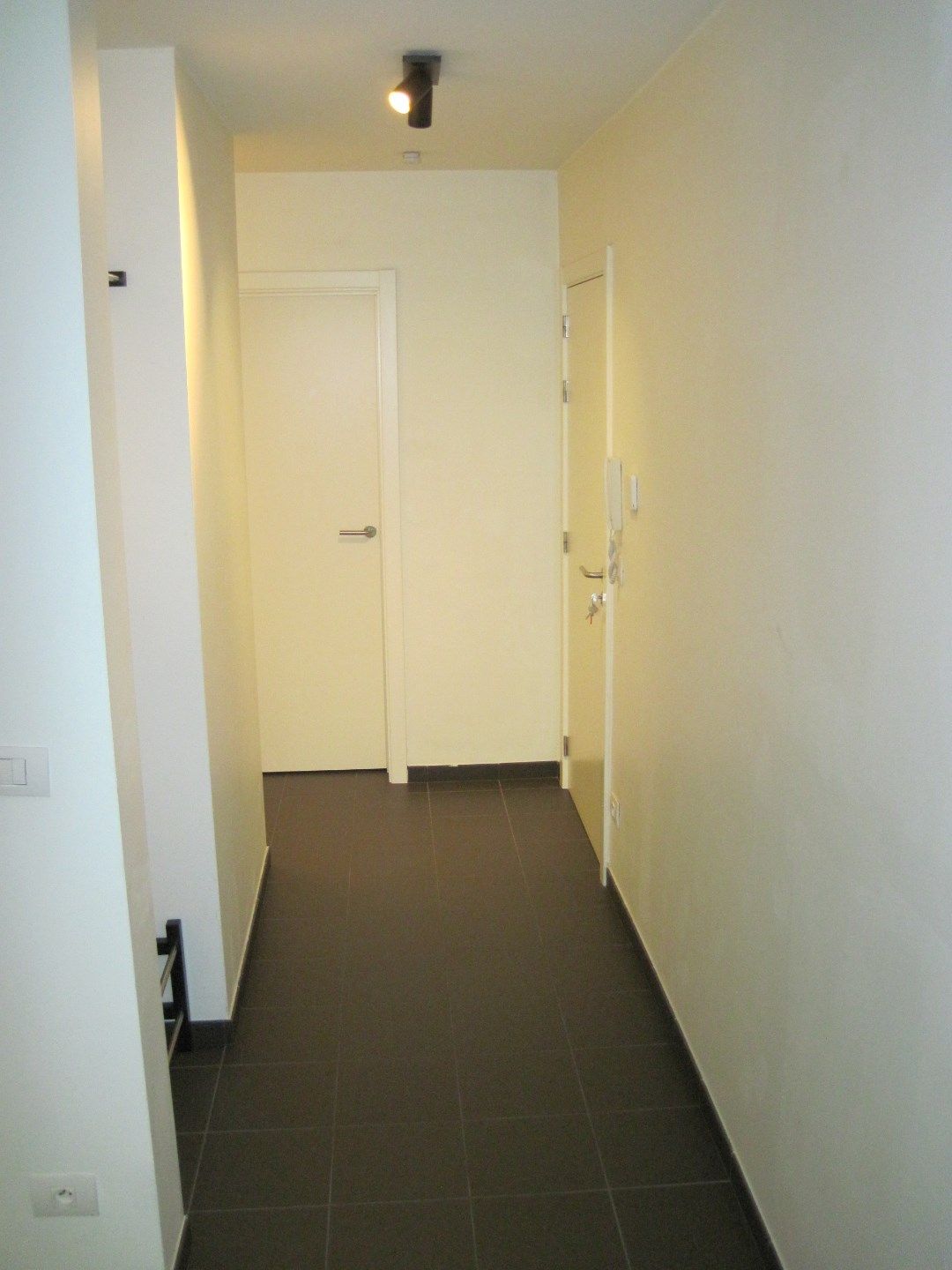 Multi-functioneel gelijkvloers appartement. Goeie commerciële ligging ! foto 2