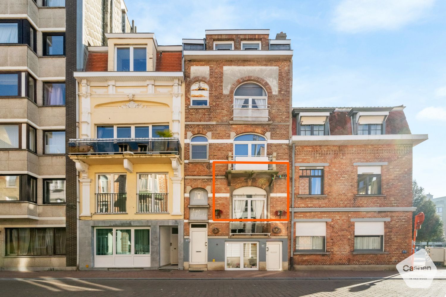 Op te frissen centraal gelegen 2 slaapkamer appartement foto {{pictureIndex}}