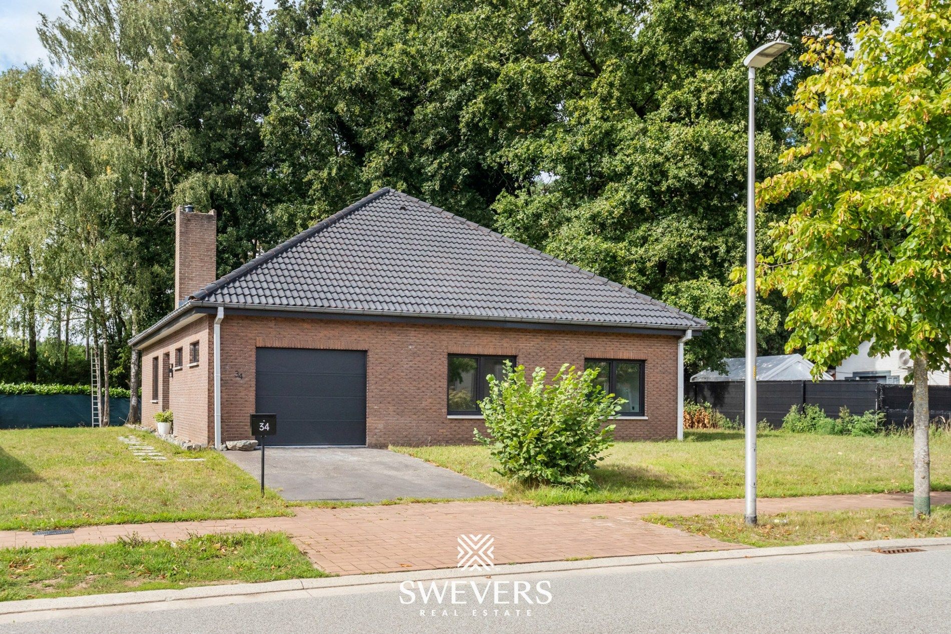 Volledig gerenoveerde gezinswoning met garage en tuin te Genk foto {{pictureIndex}}
