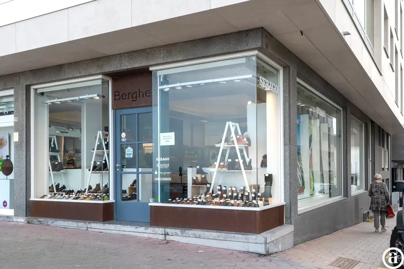 Winkel in het Zoute op de hoek van de Zeedijk met de Strandstraat [Knokke - Zoute]. foto 4