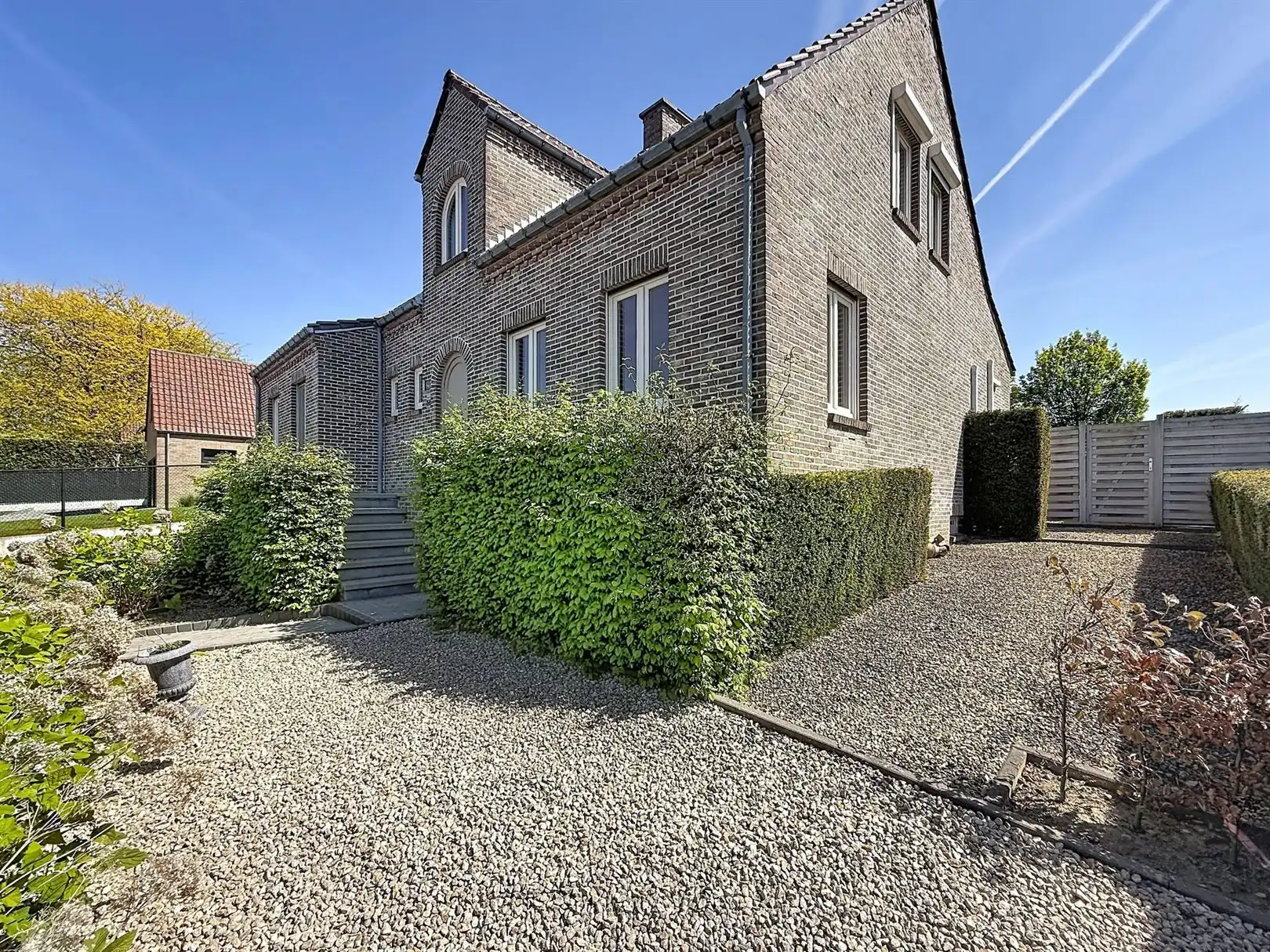 Ruime open bebouwing met 4 slpks, veranda, tuin, garage, 8a  foto 3