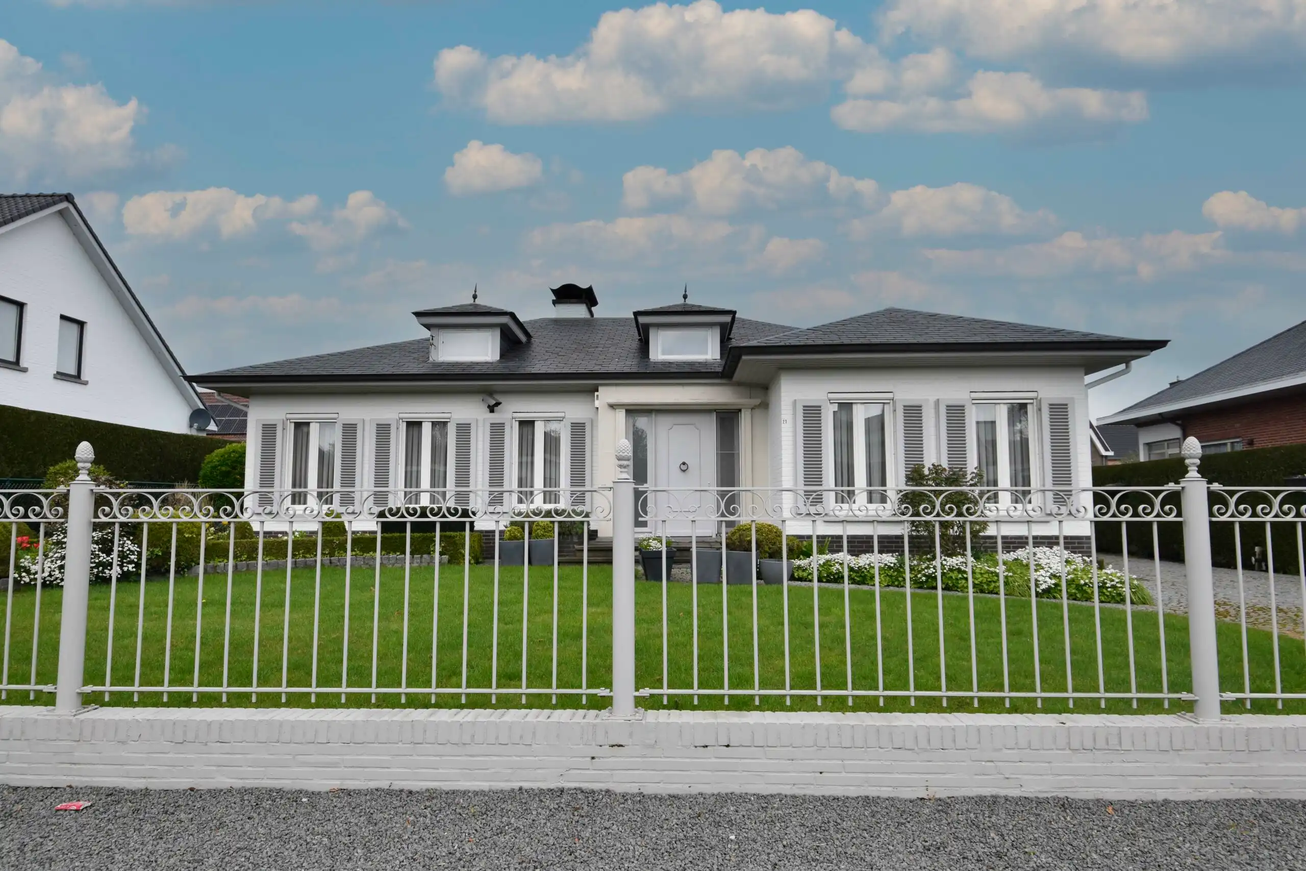 Stijlvolle bungalow met een prachtige tuin in het rustige Kieldrecht. foto {{pictureIndex}}