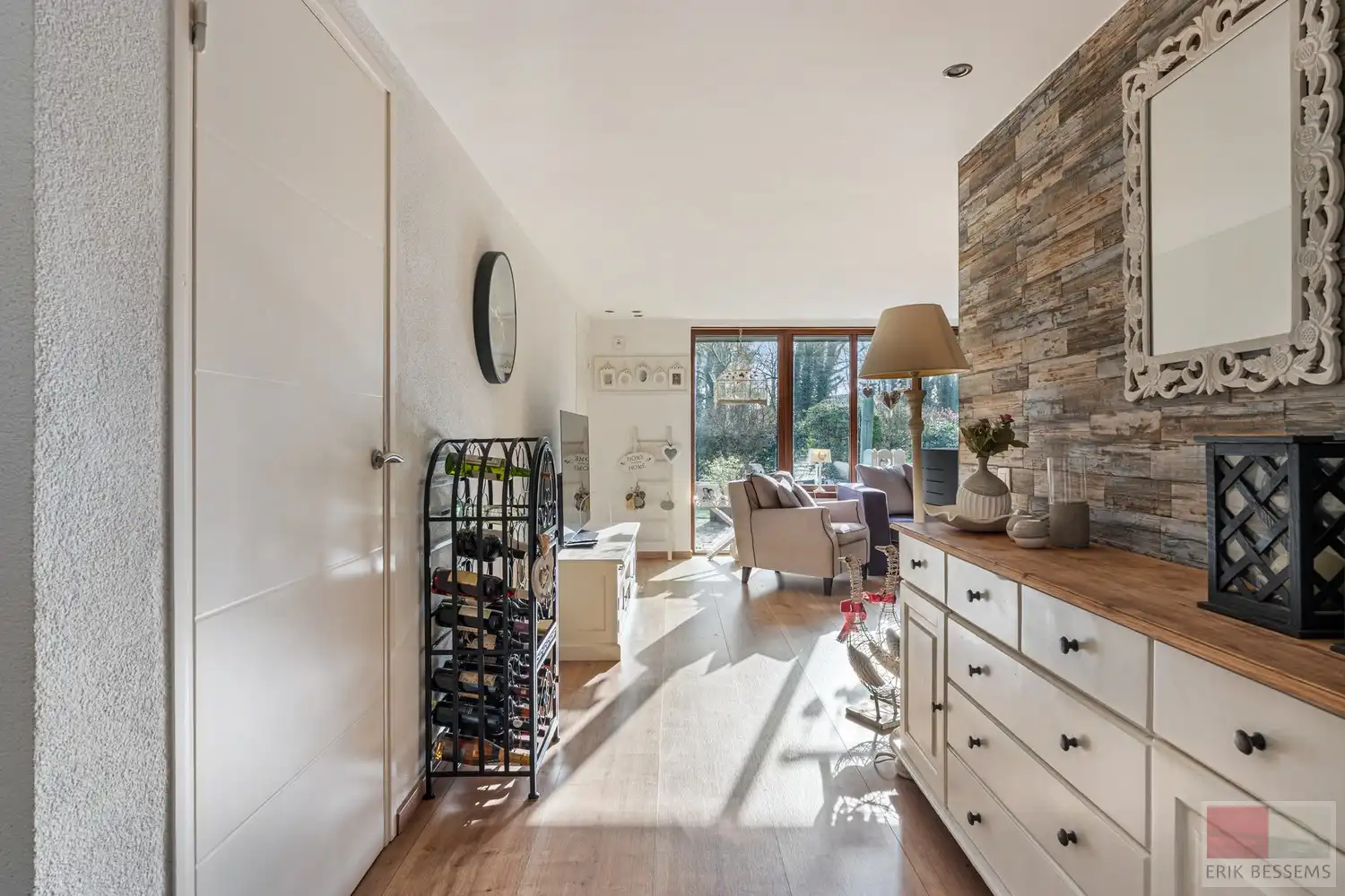 Gelijkvloerse vakantiewoning met een woonoppervlakte van 78 m², gelegen op een ruim perceel van 551 m². foto 2