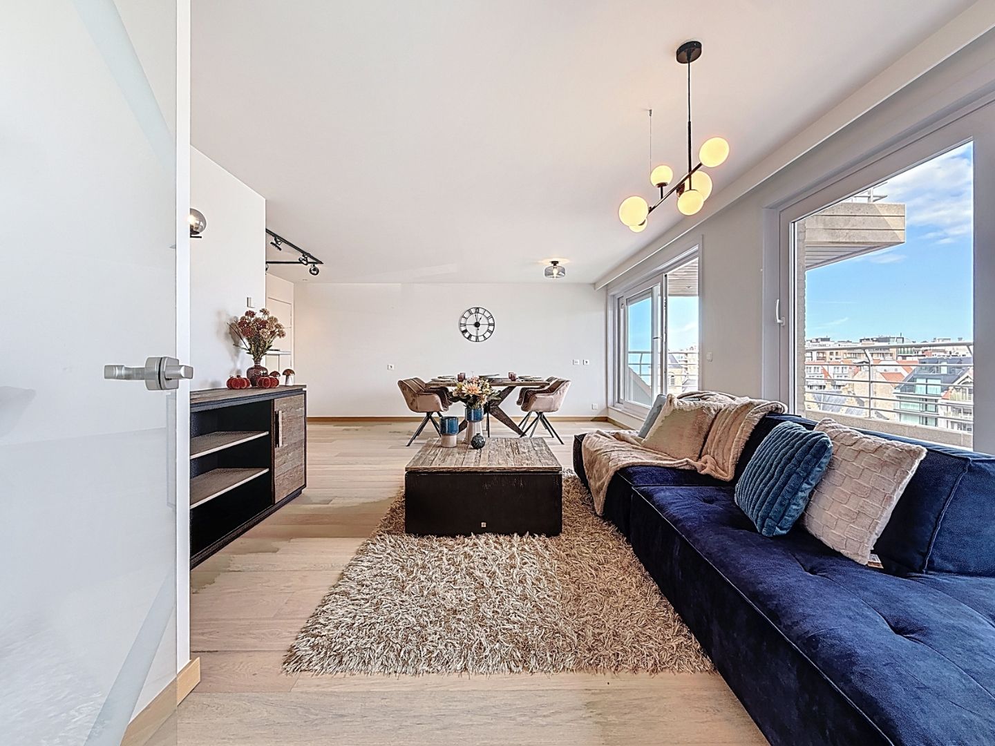 Ruim twee-slaapkamerappartement met uitzicht op zee en de Sint-Bernarduskerk foto 2